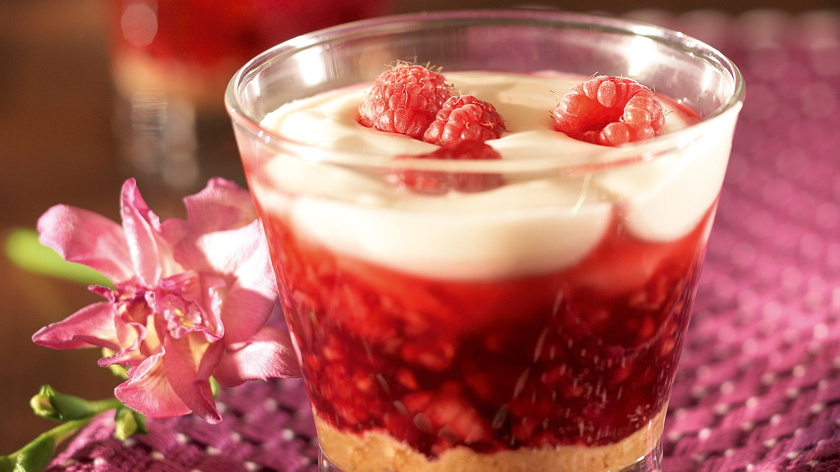 Vadelma-jogurttitiramisu