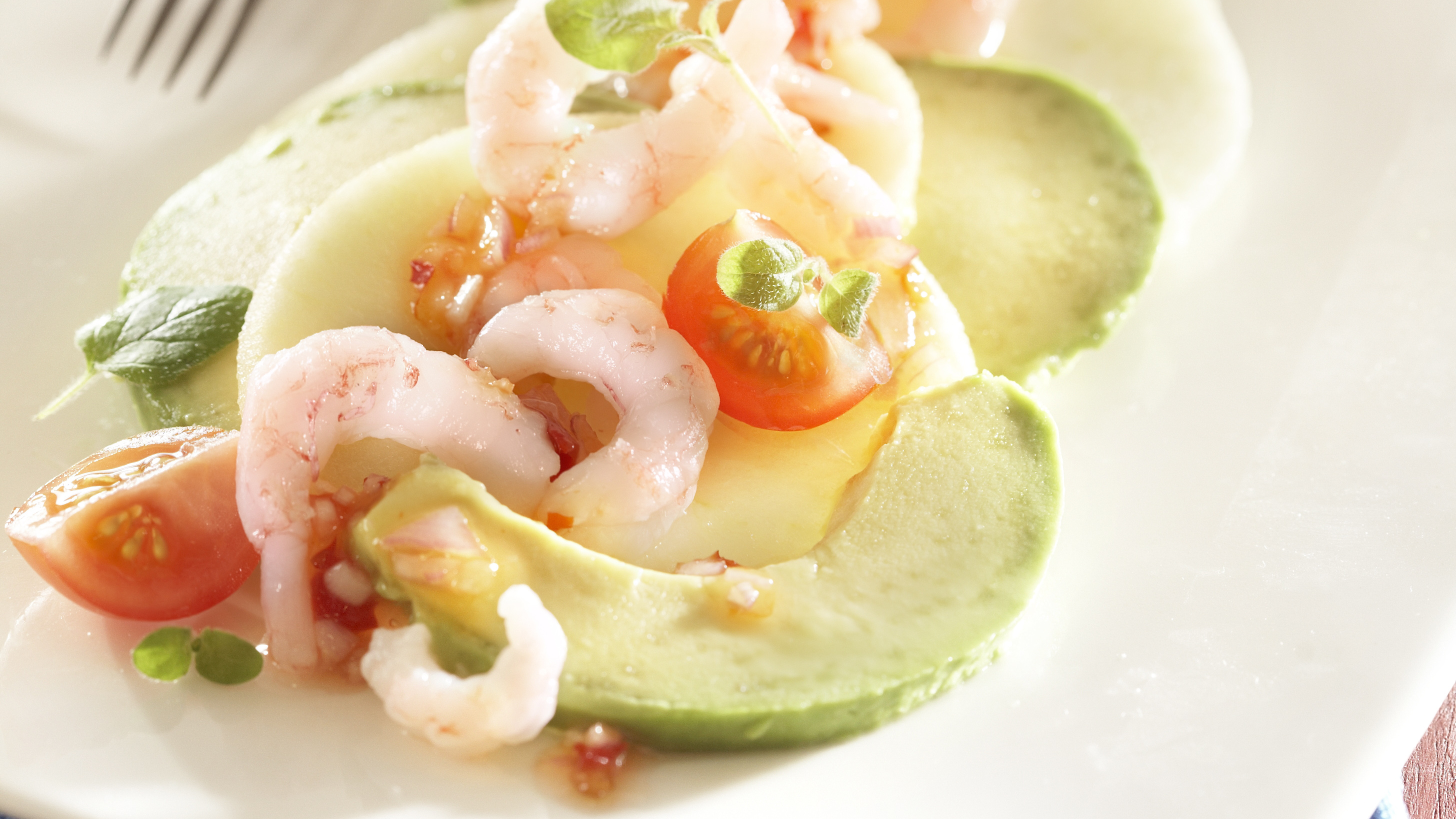 Avokado-omenacarpaccio