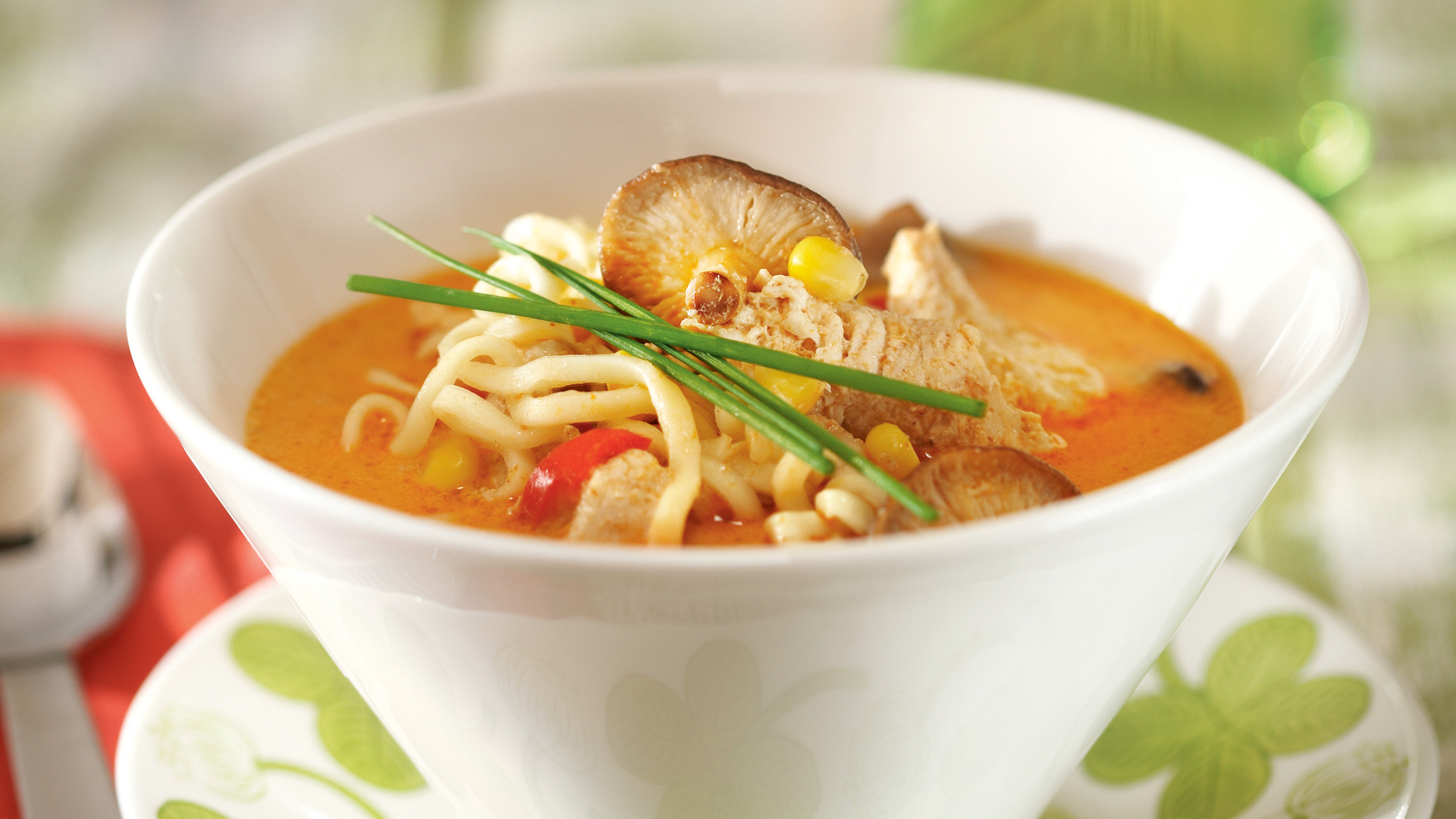 Chilinen kana-nuudelikeitto