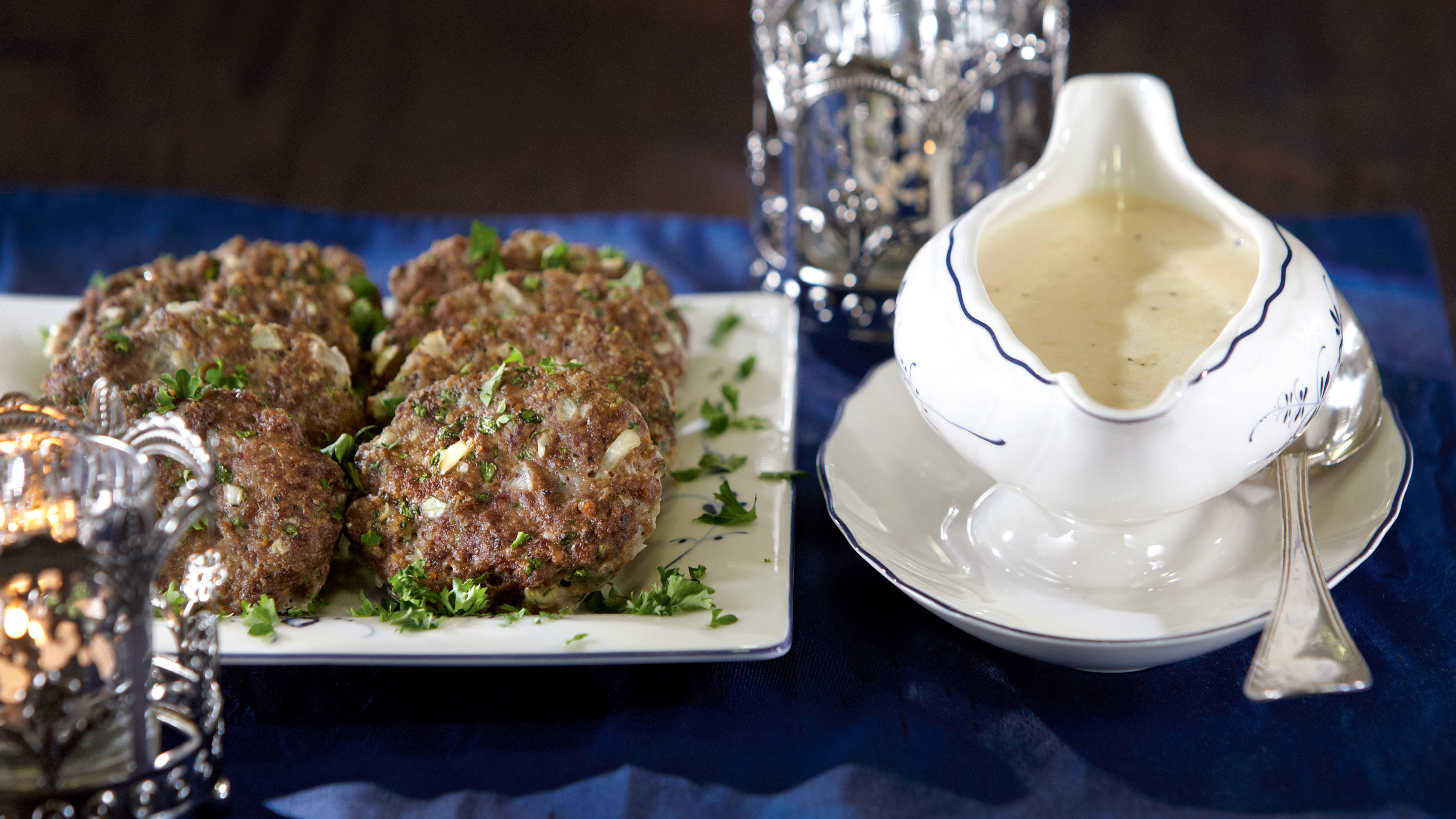 Persilja-jauhelihapihvit ja pippurikastike