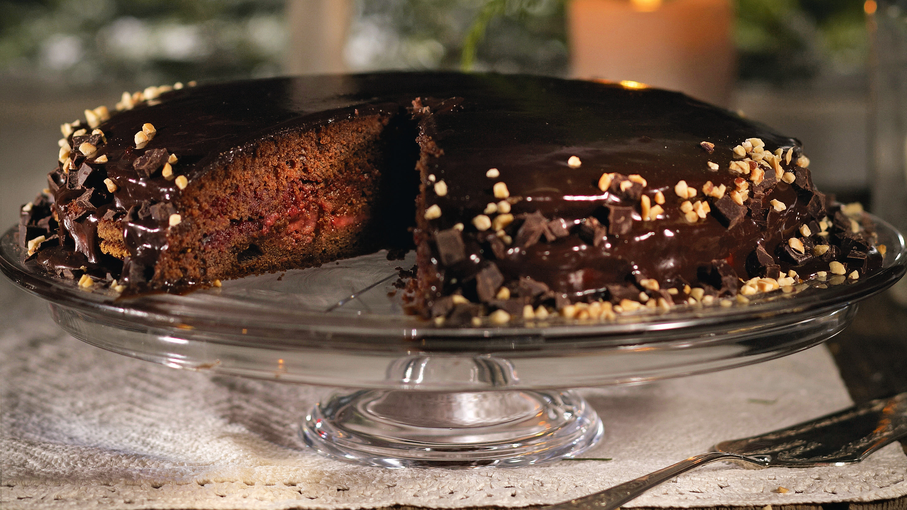 Mehevä suklaa-kinuskikakku