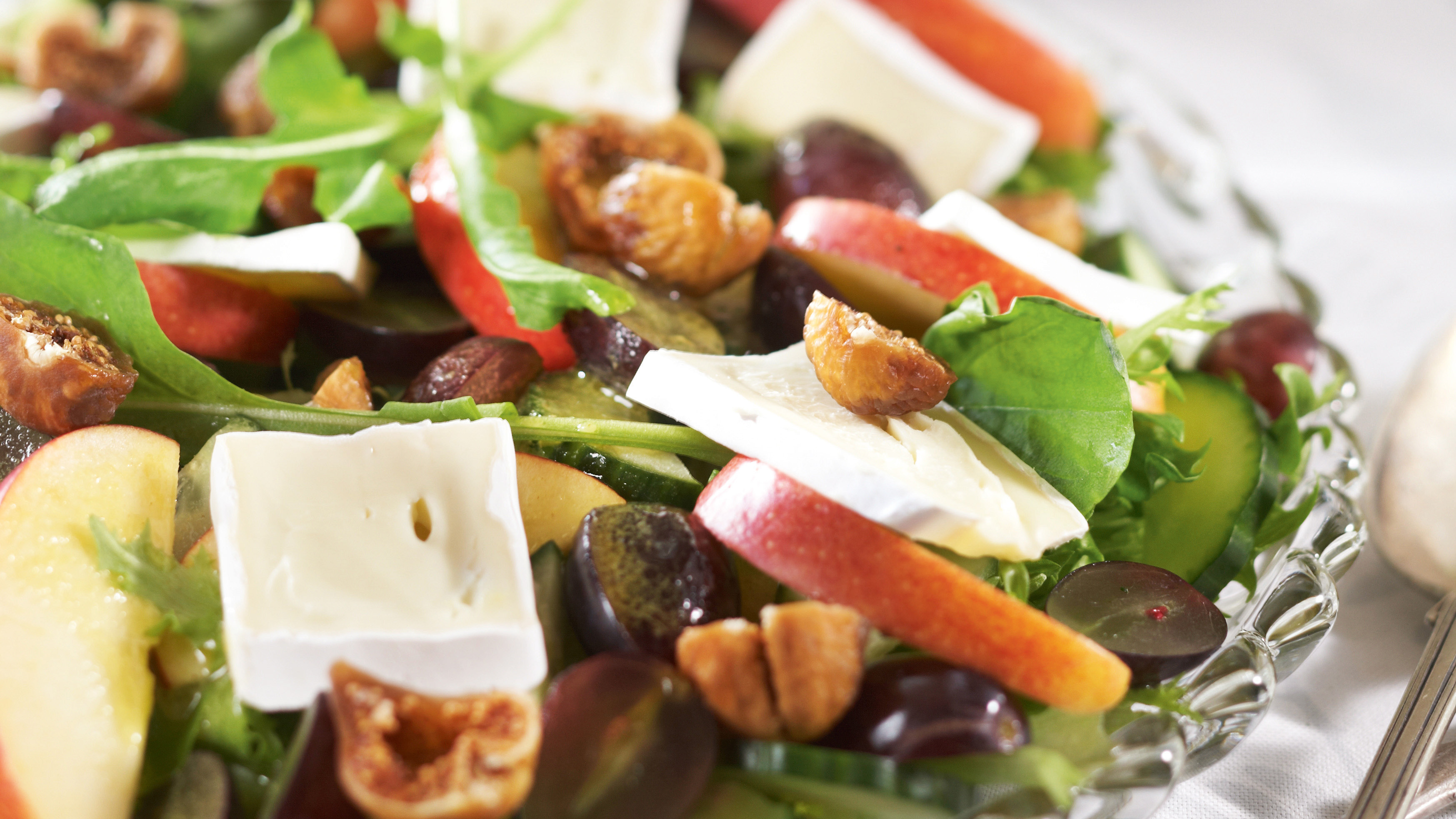 Hedelmäinen viikuna-juustosalaatti