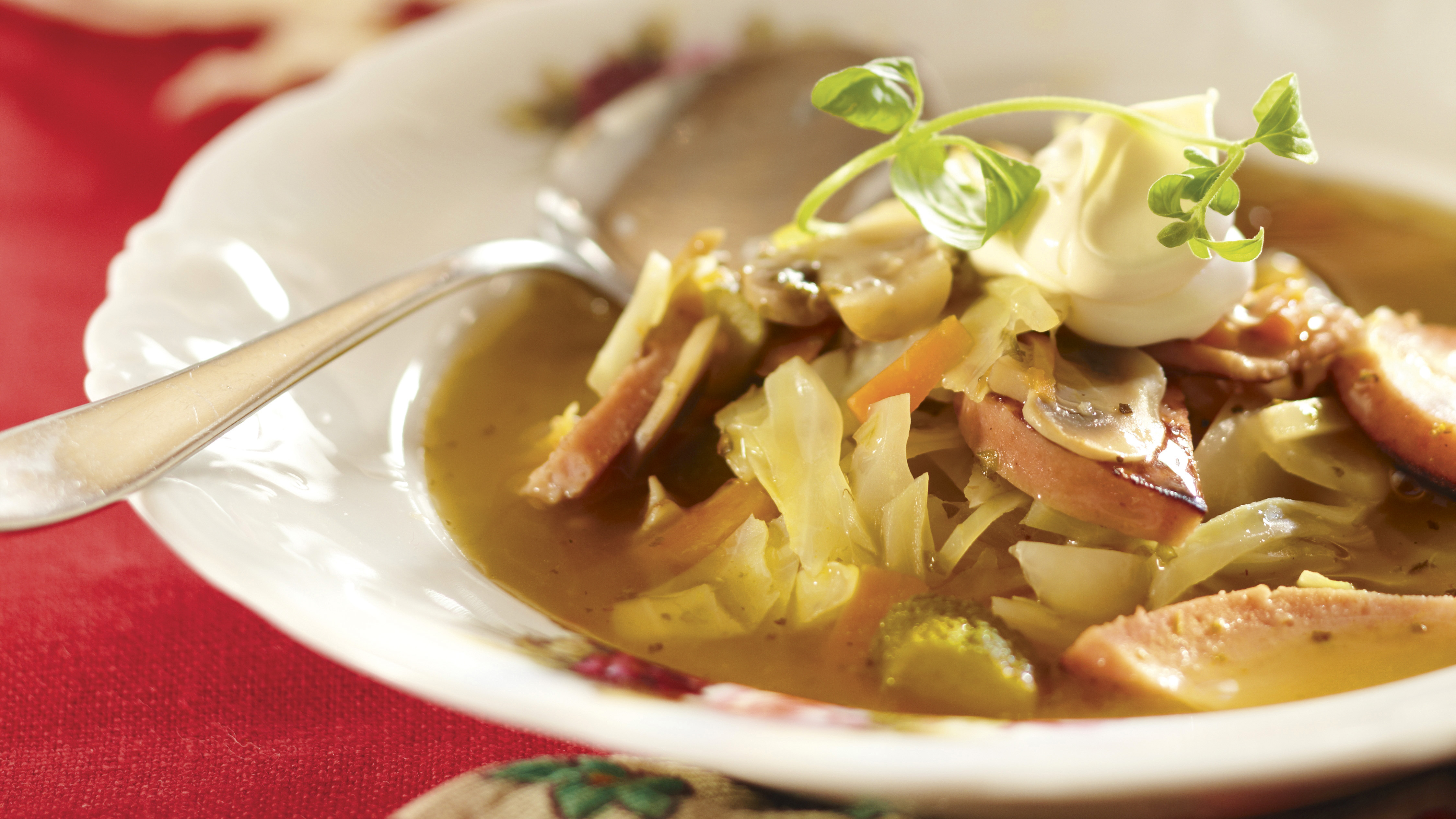 Venäläinen kaali-makkarakeitto