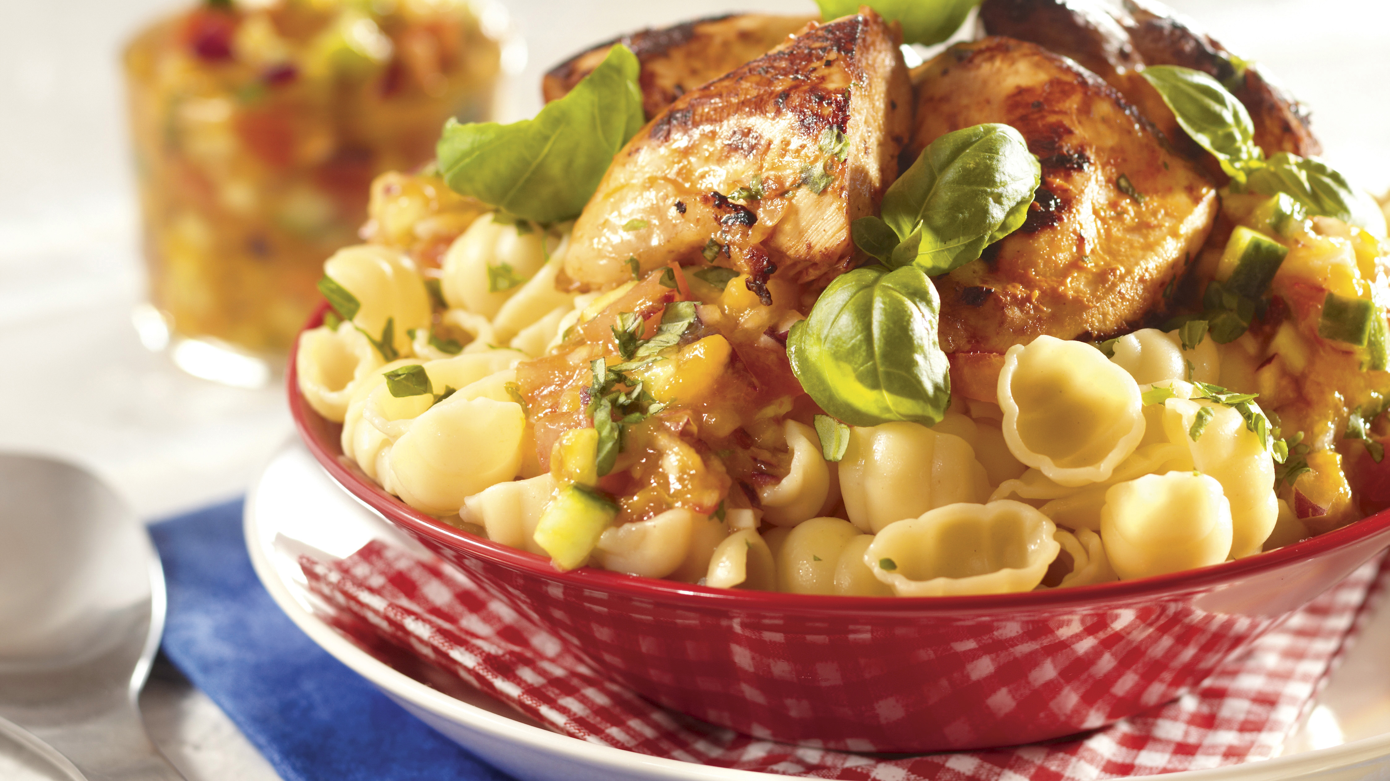 Hedelmäinen salsapasta ja broileripihvit