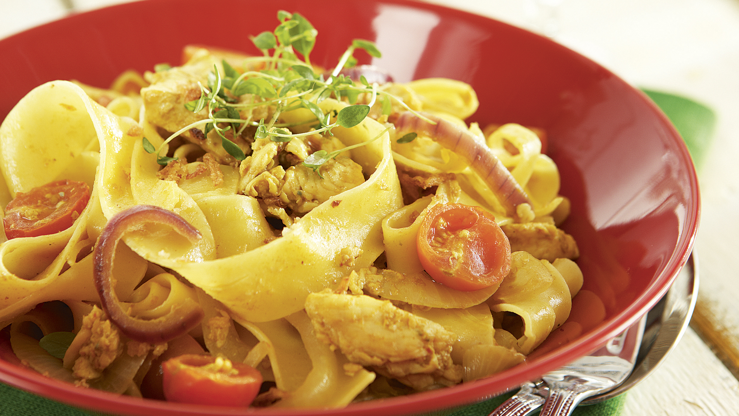 Sipulinen broileri-sinihomejuustopasta