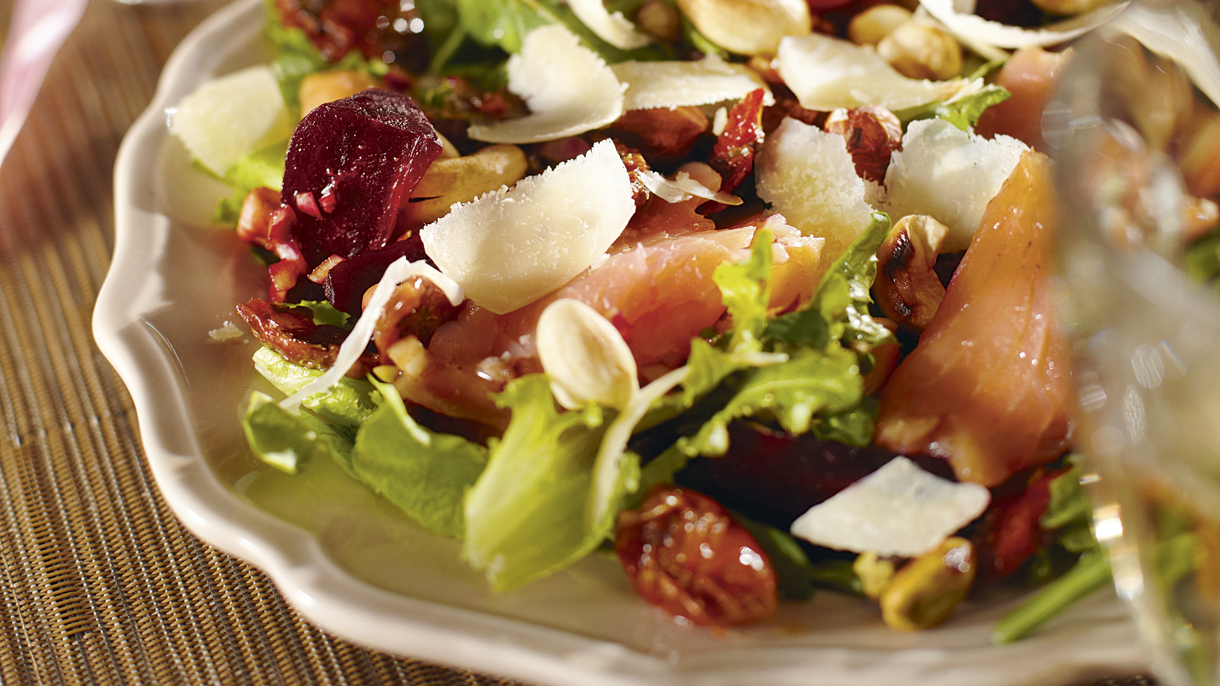 Kylmäsavulohi-punajuurisalaatti