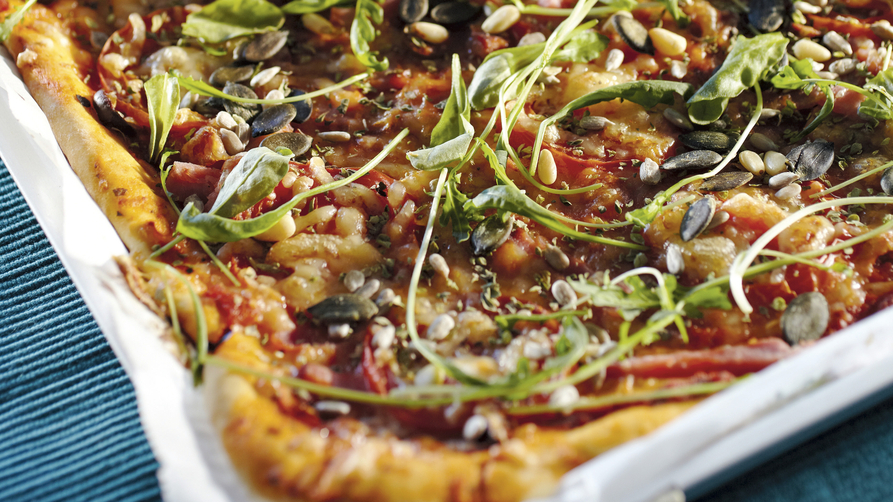 Kinkku-tomaatti-rucolapizza, pellillinen