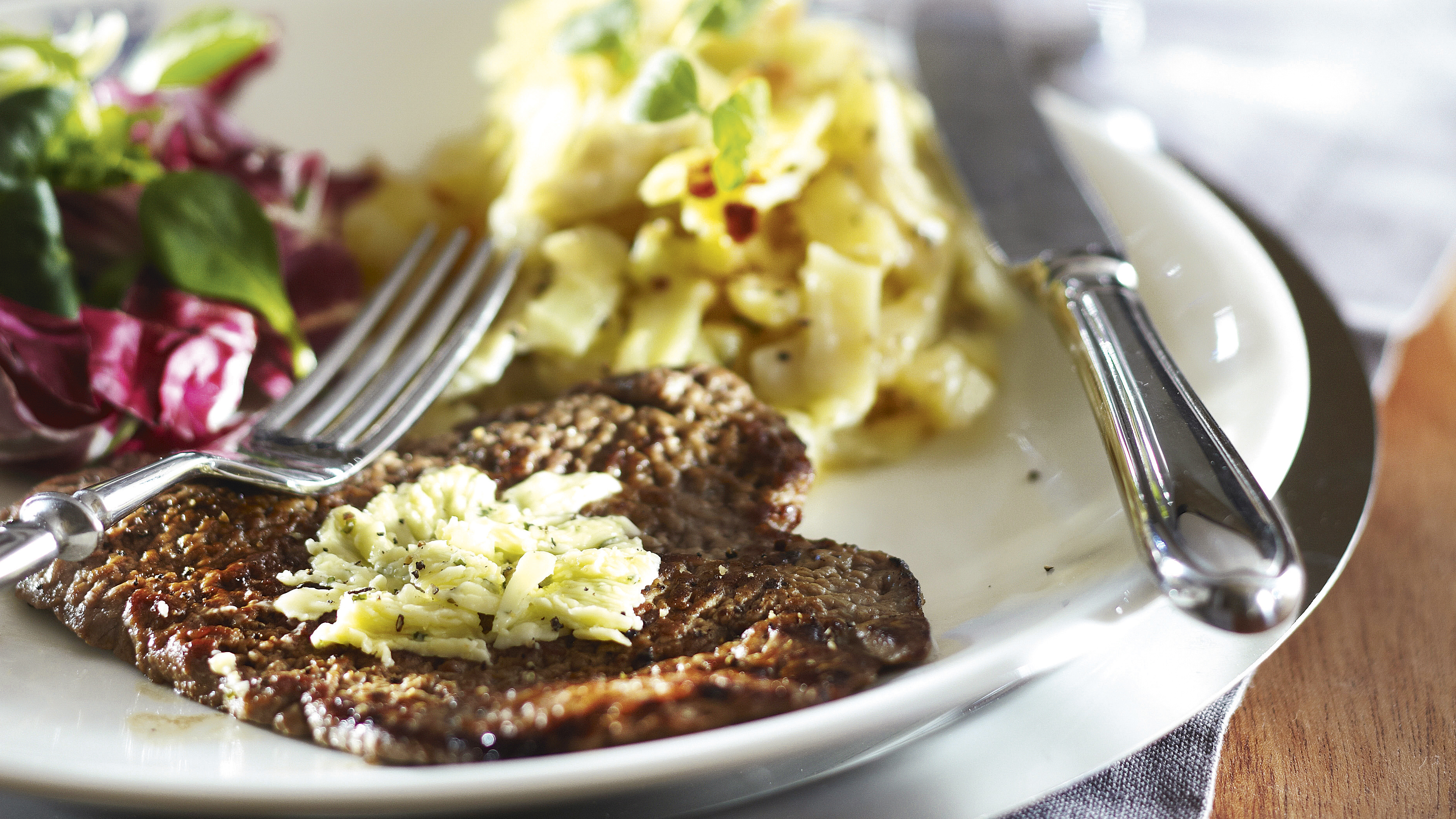 Lehtipihvi ja sinihomejuustoperunat