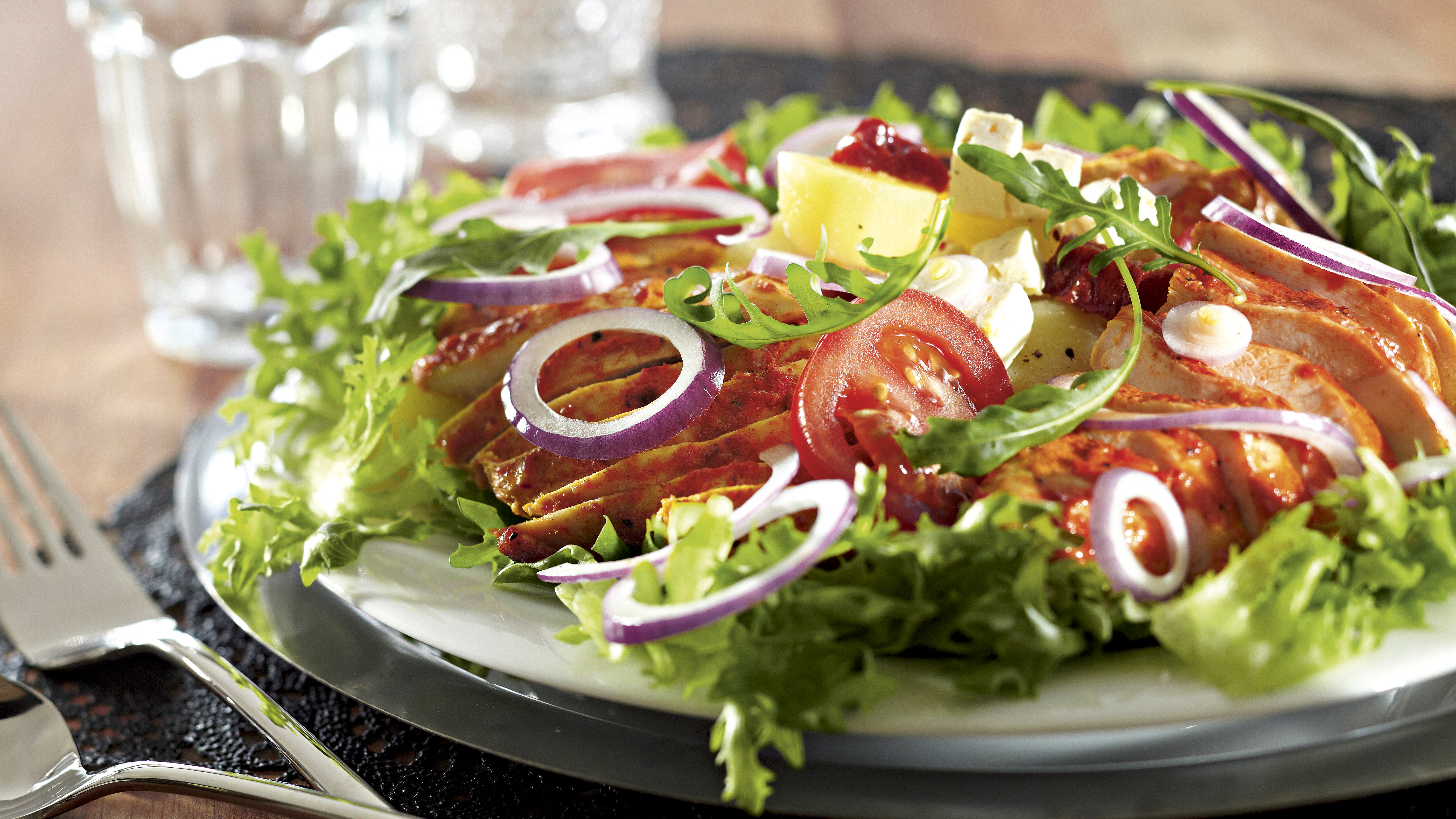 Ruokaisa broileri-perunasalaatti