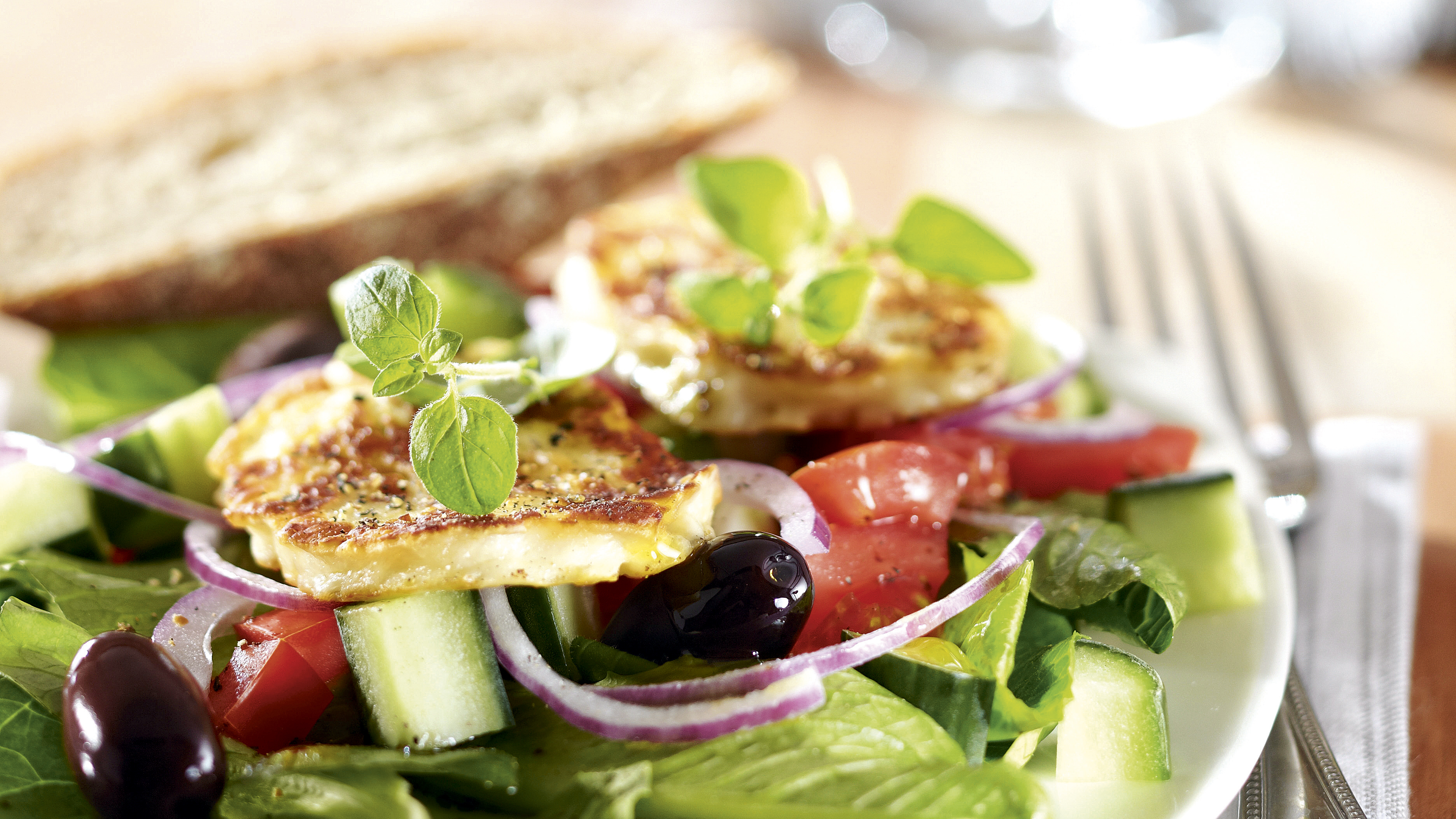 Halloumijuustosalaatti