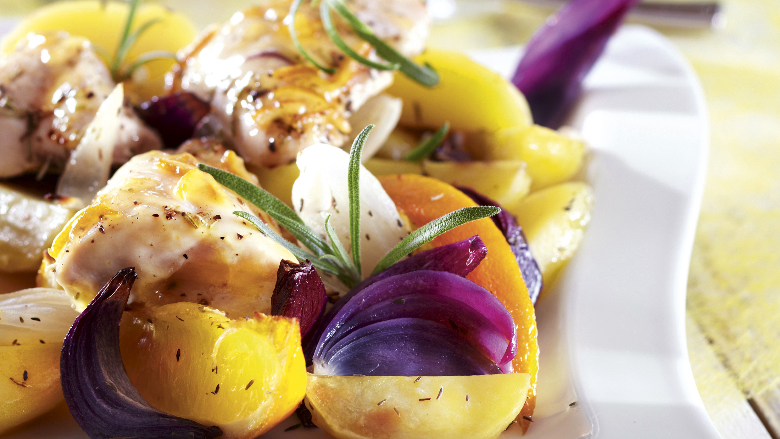 Appelsiiniglaseeratut broilerit ja uunikasvikset