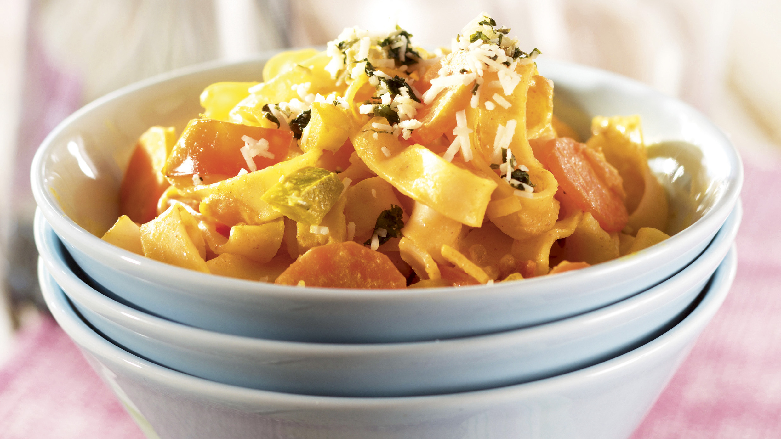 Kurkumapastaa ja vihreää parmesaania