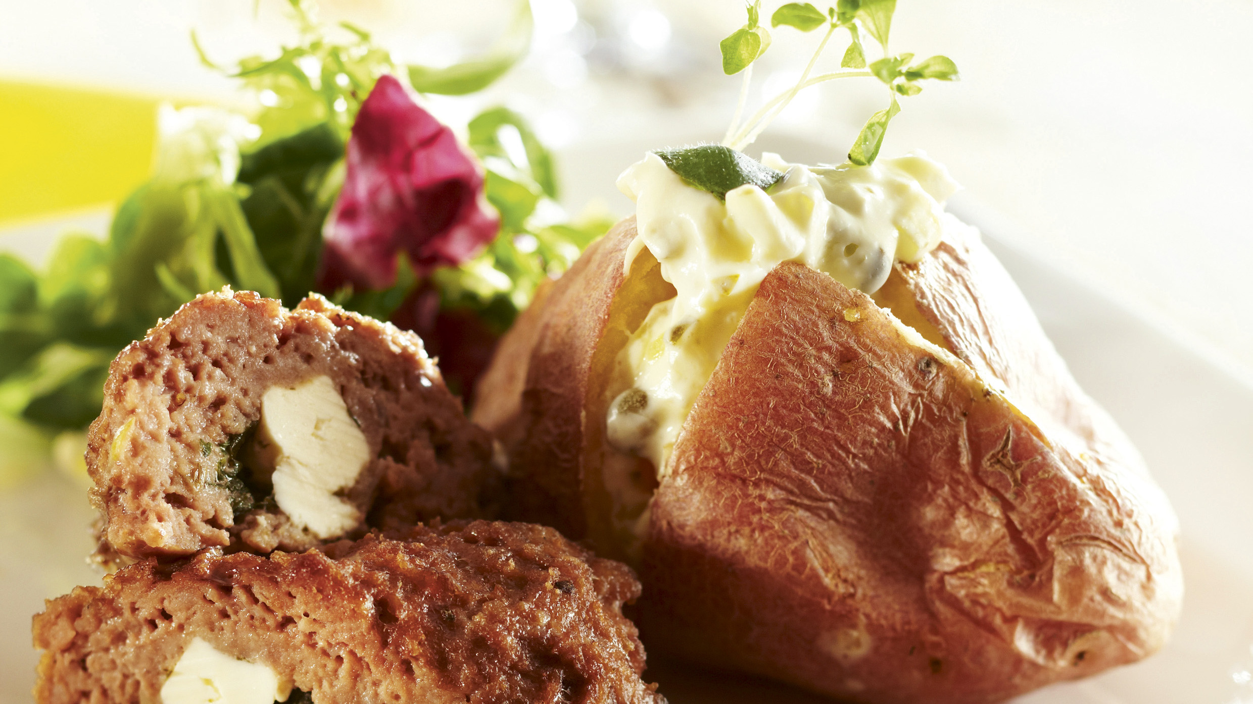 Jauheliha-fetajuustokääröt ja kirpeä kastike