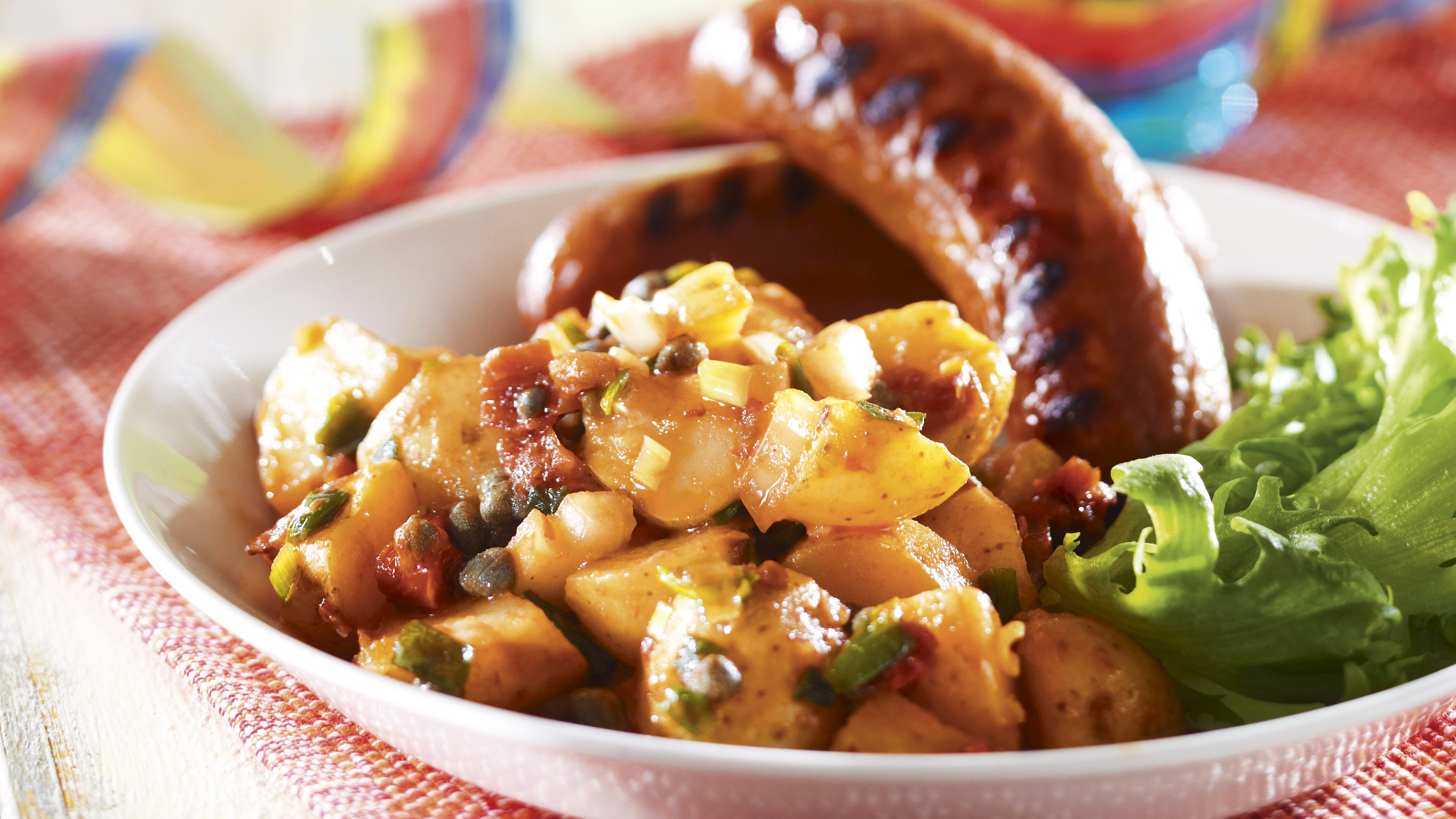 Chilpotle-perunasalaatti ja grillimakkarat