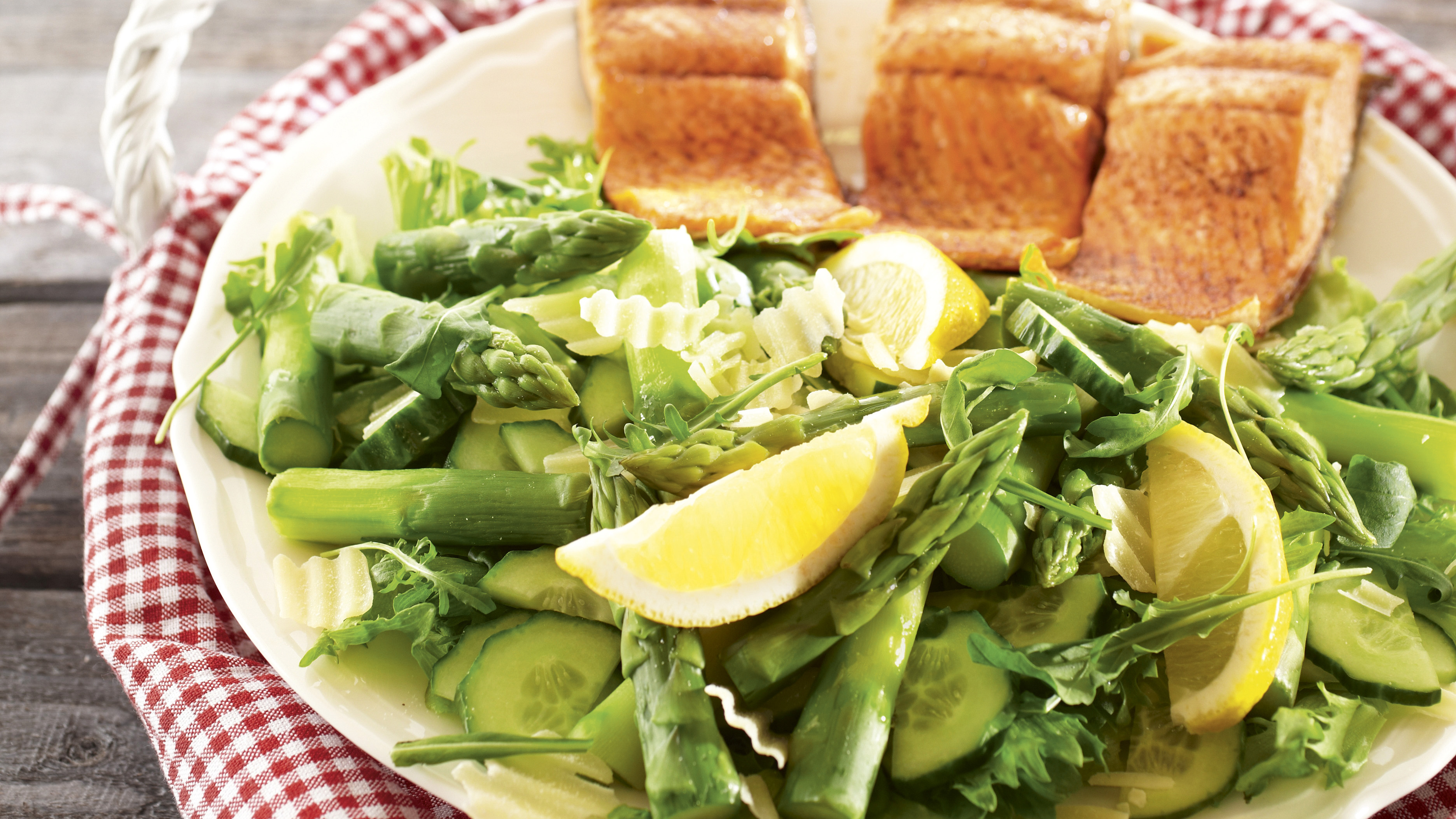 Grillilohta ja parsasalaattia