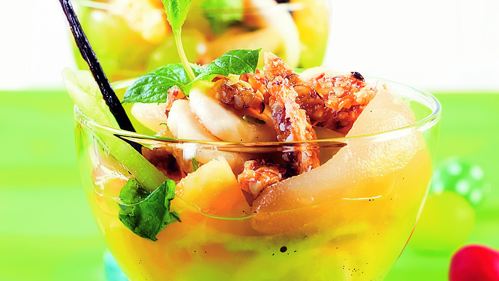 Krokantilla kruunattu hedelmäsalaatti