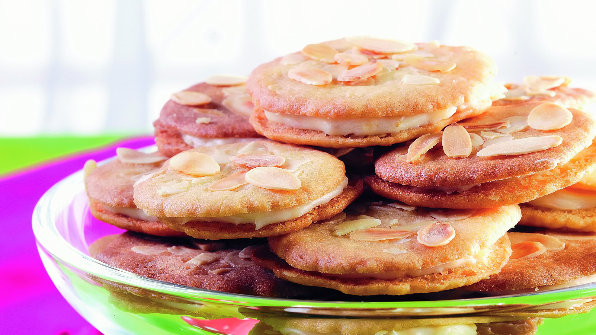 Appelsiinitäytteiset mantelipikkuleivät