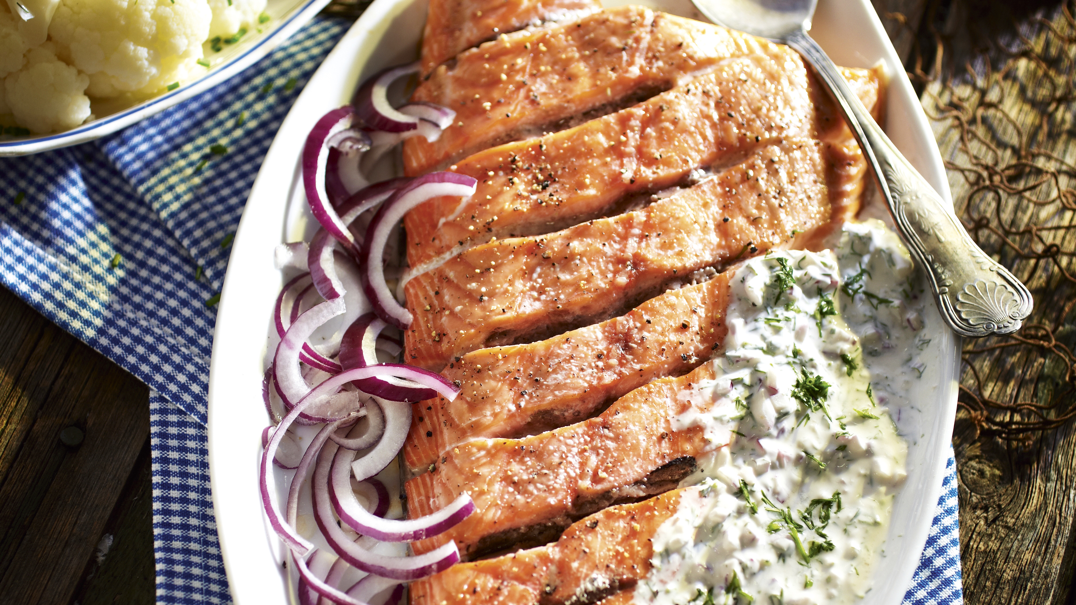 Anjovislohi ja punasipulitsatsiki