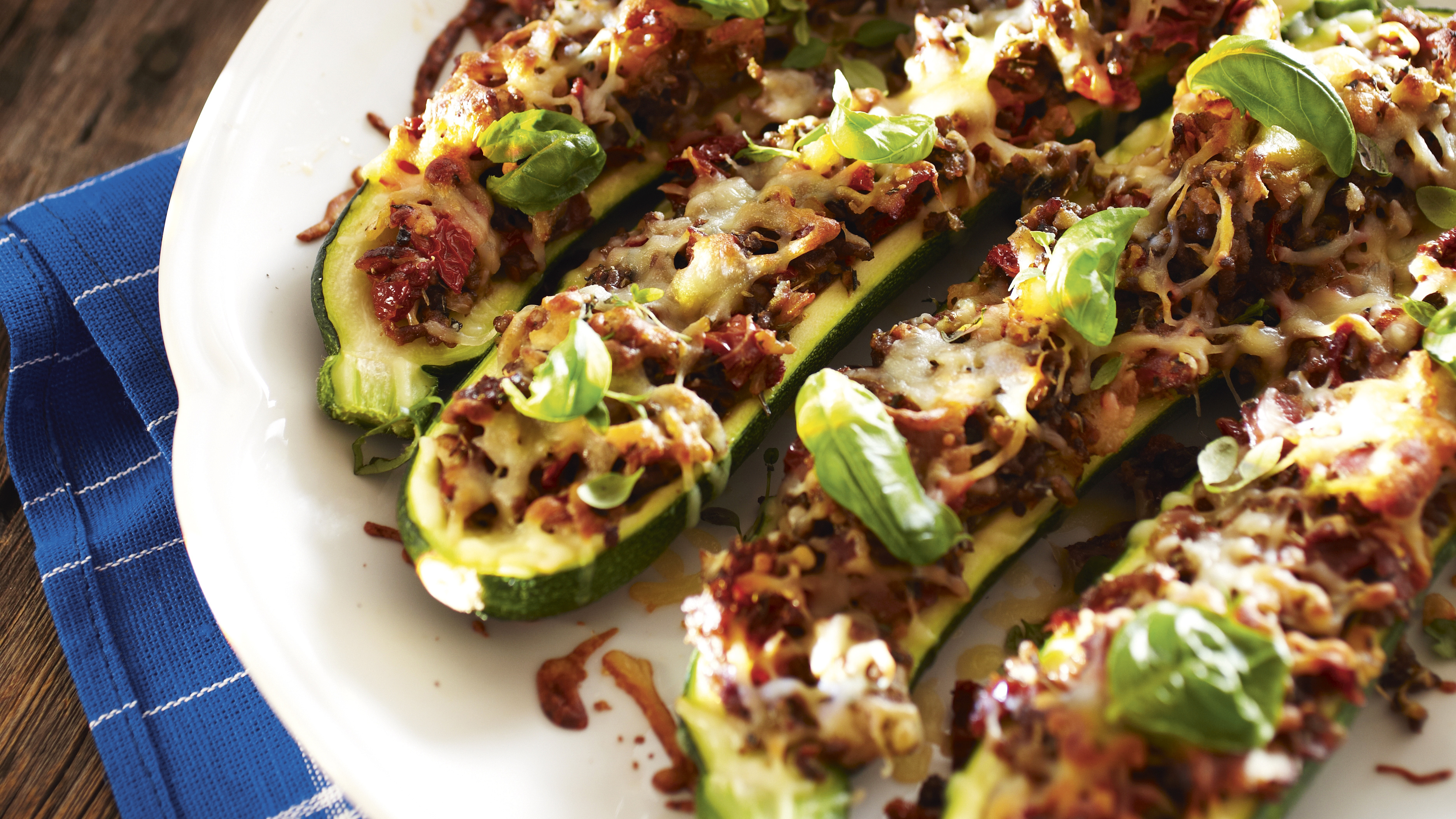 Kesäkurpitsaveneet jauhelihatäytteellä