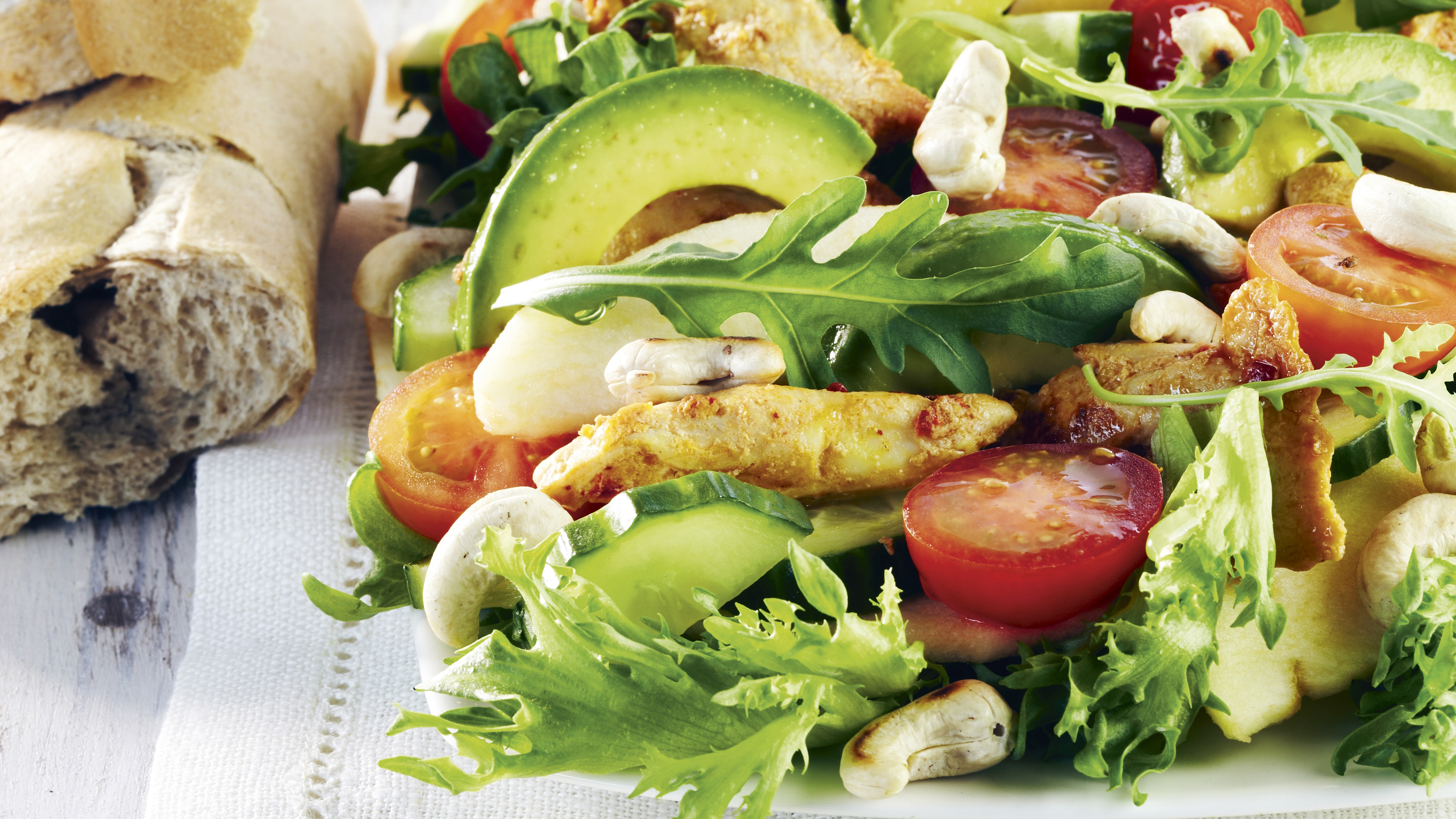 Broileri-avokadosalaatti