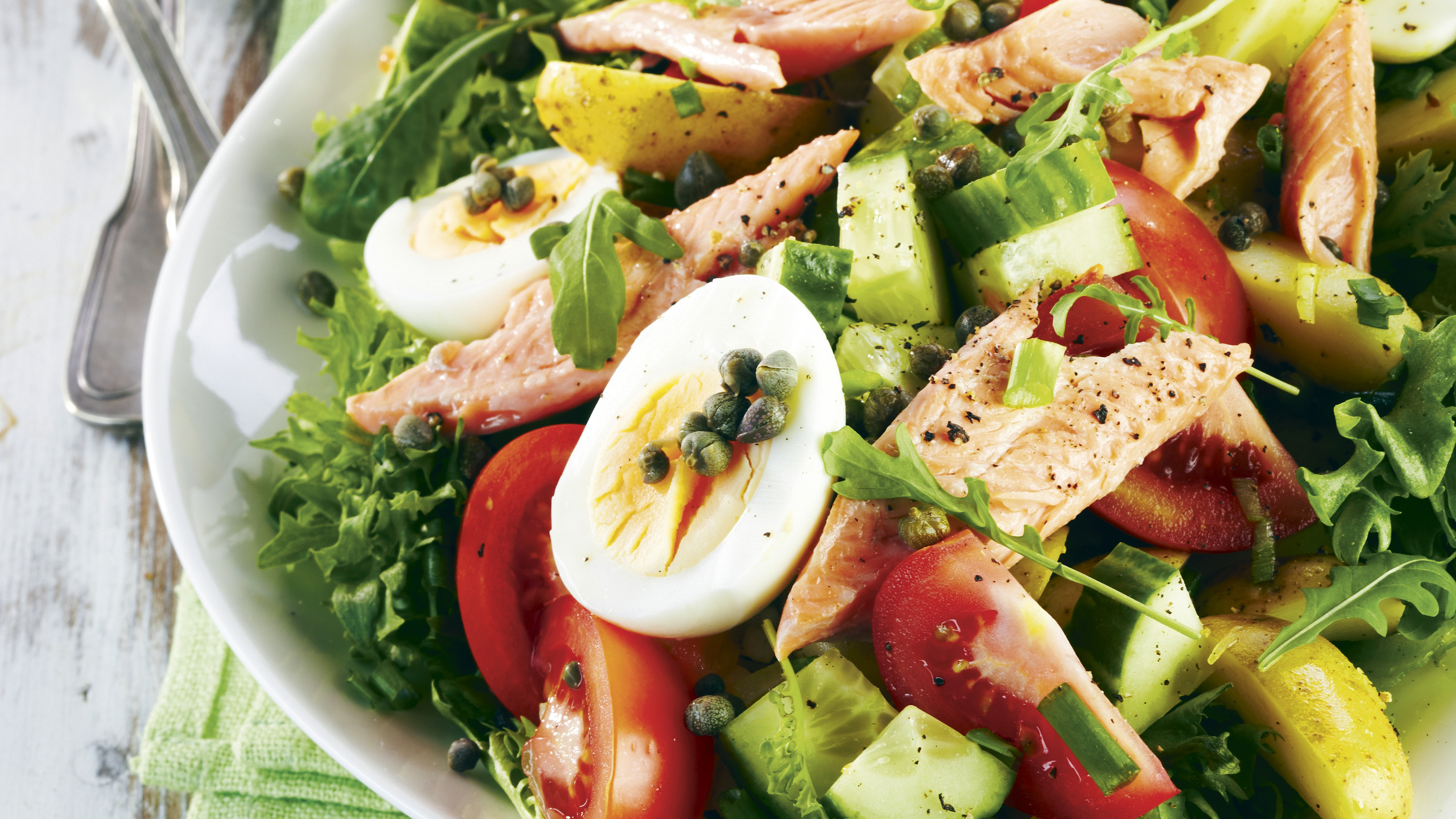 Savukalasalaatti ja yrttikastike