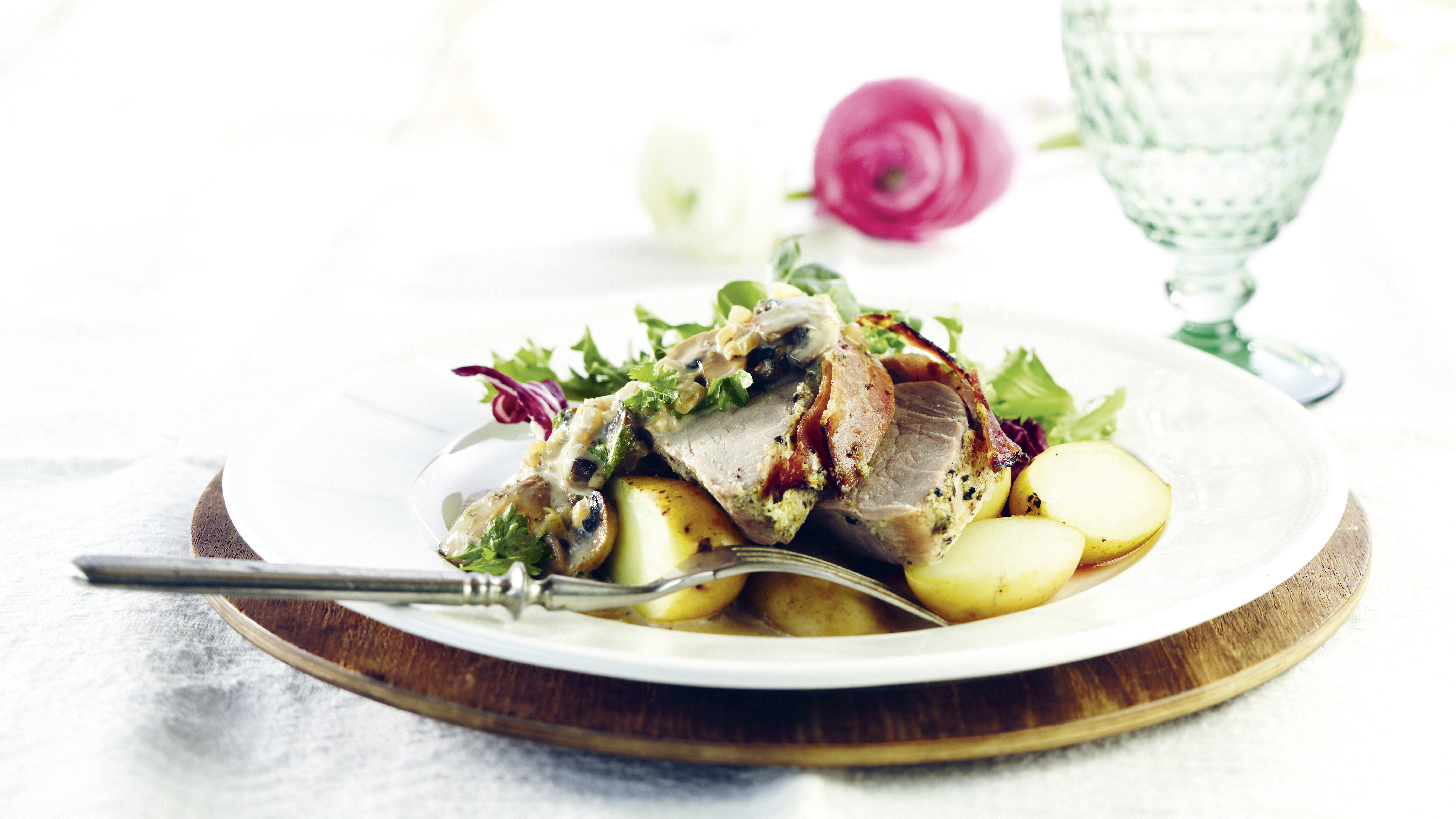 Schwarzwaldin salvia-possua ja sienikastiketta