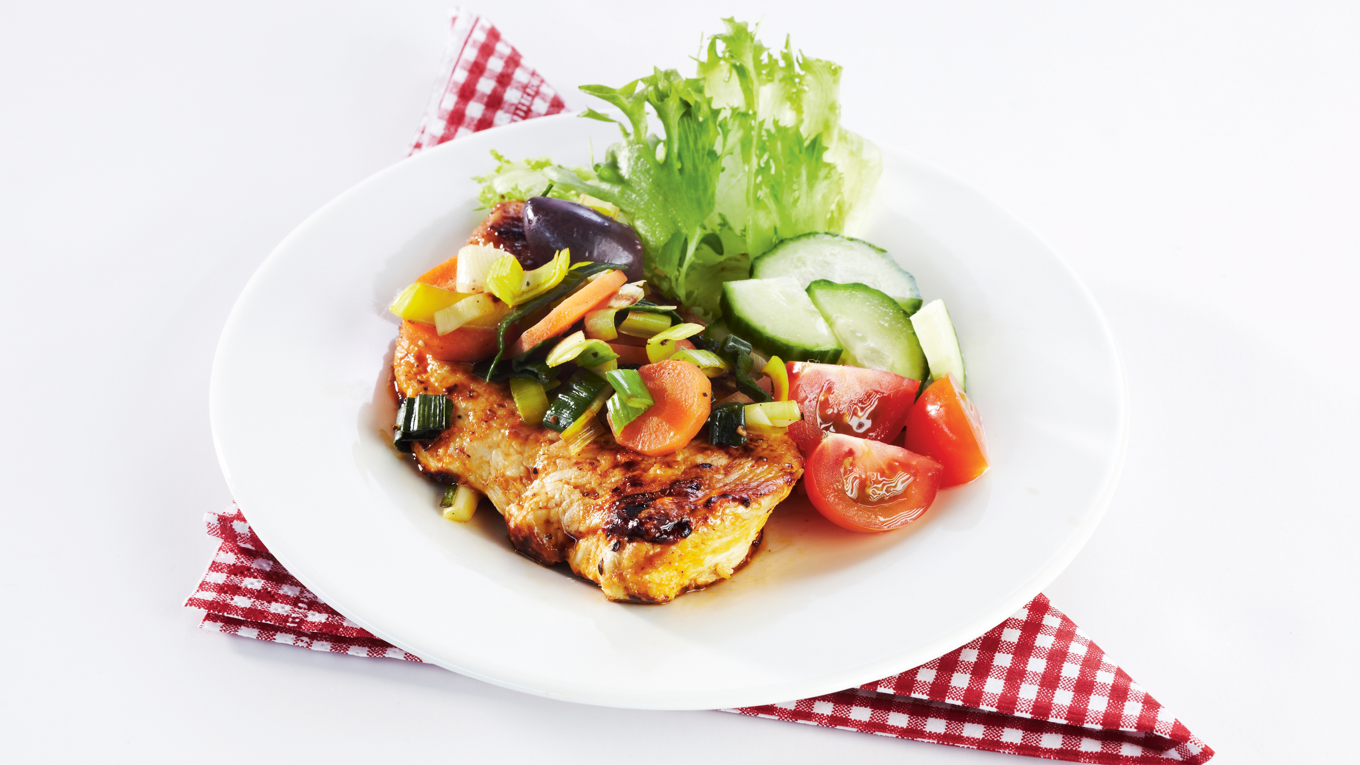 Broilerileikkeet oliivisella vihanneslisäkkeellä