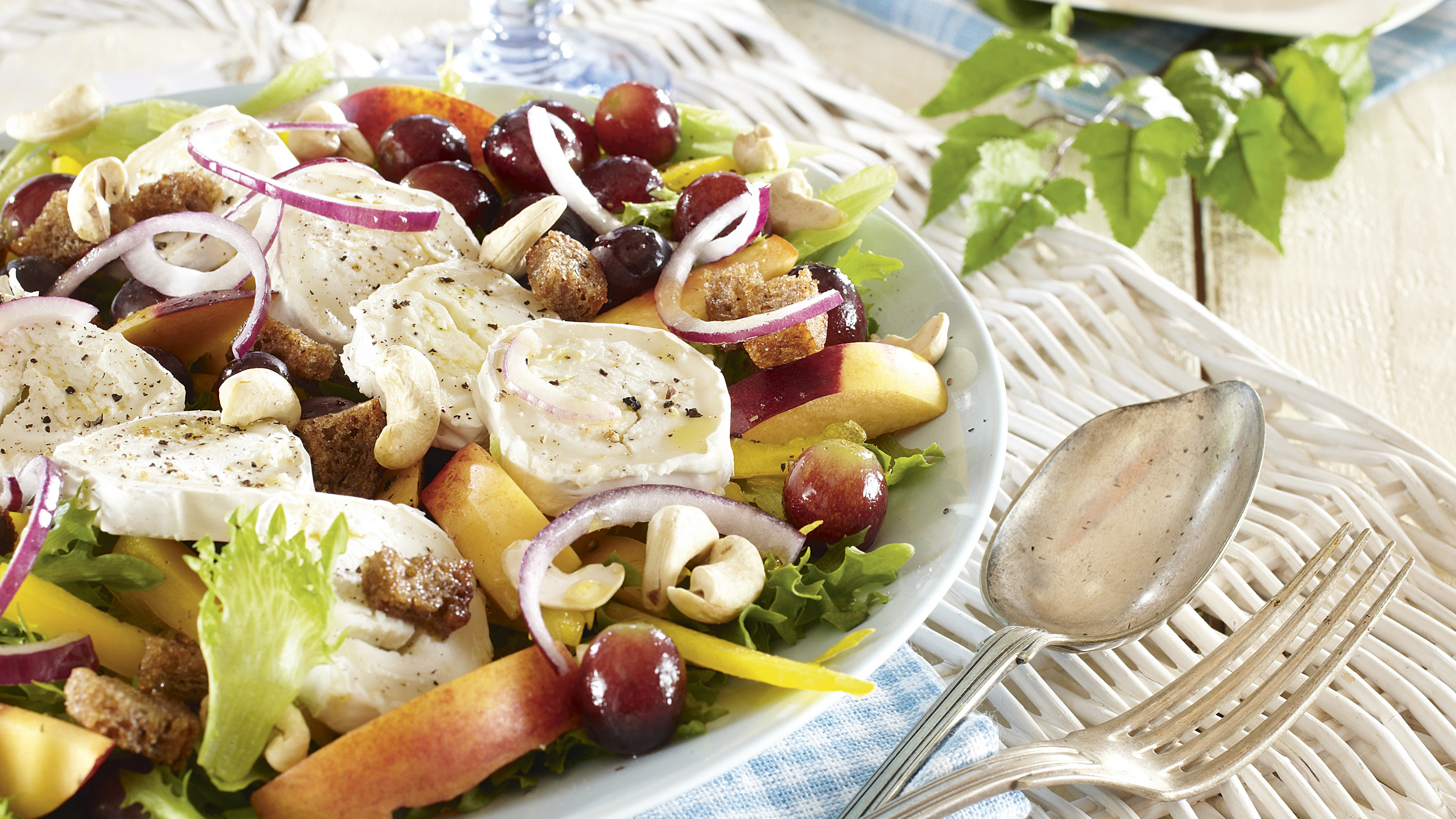 Hedelmäinen vuohenjuustosalaatti