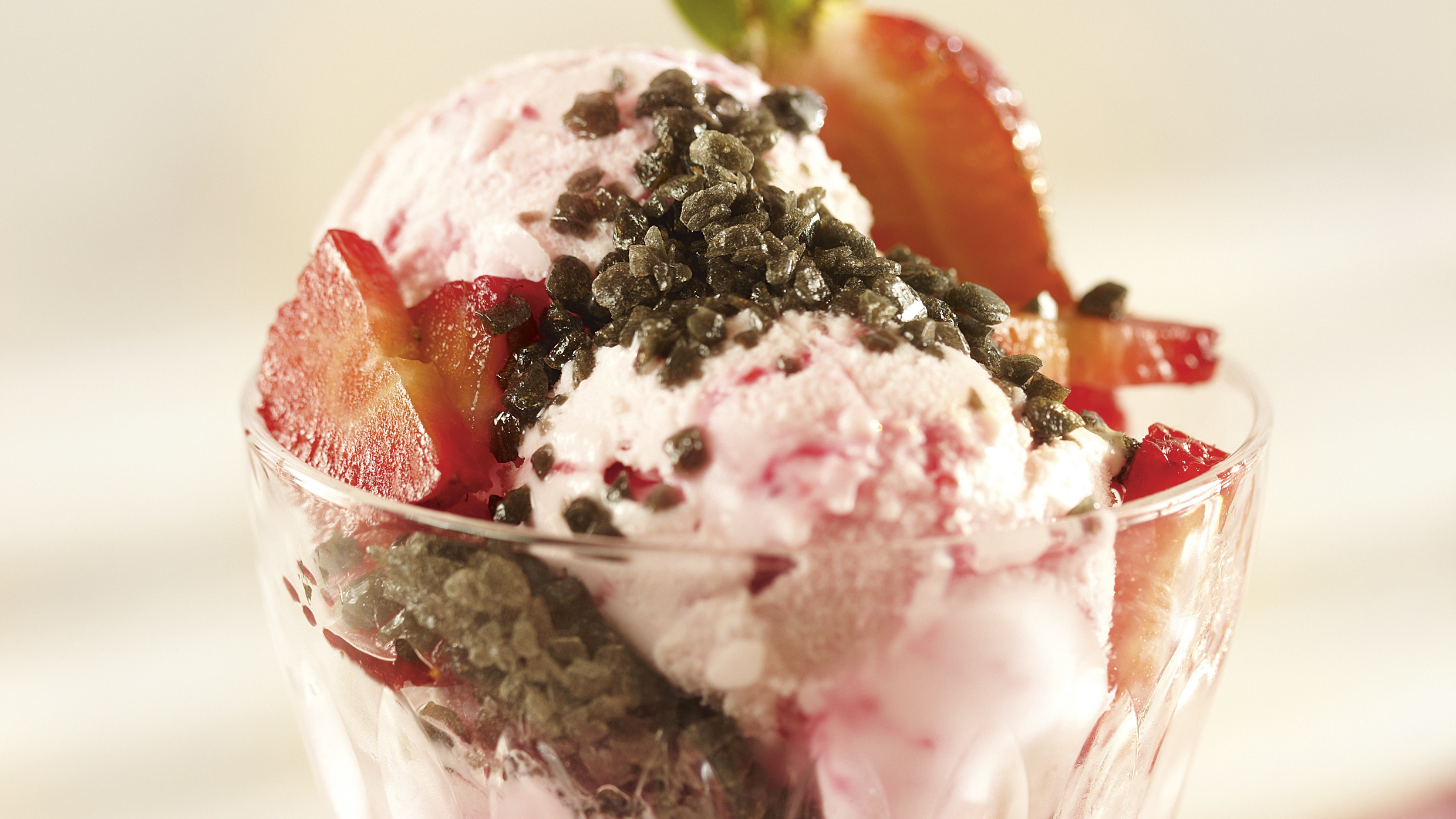 Värikäs salmiakkijäätelö