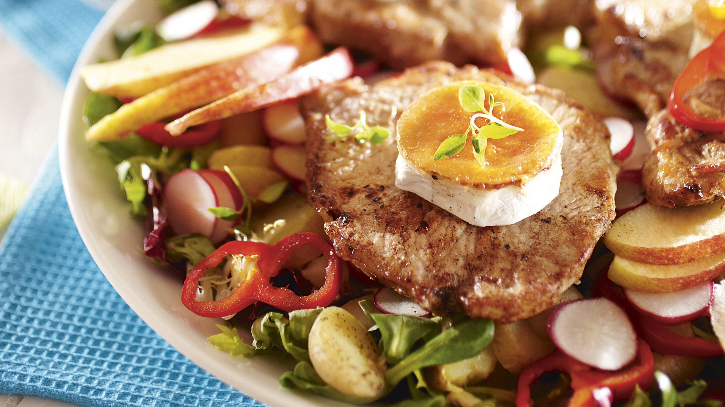 Chèvre-possua ja kesäsalaattia