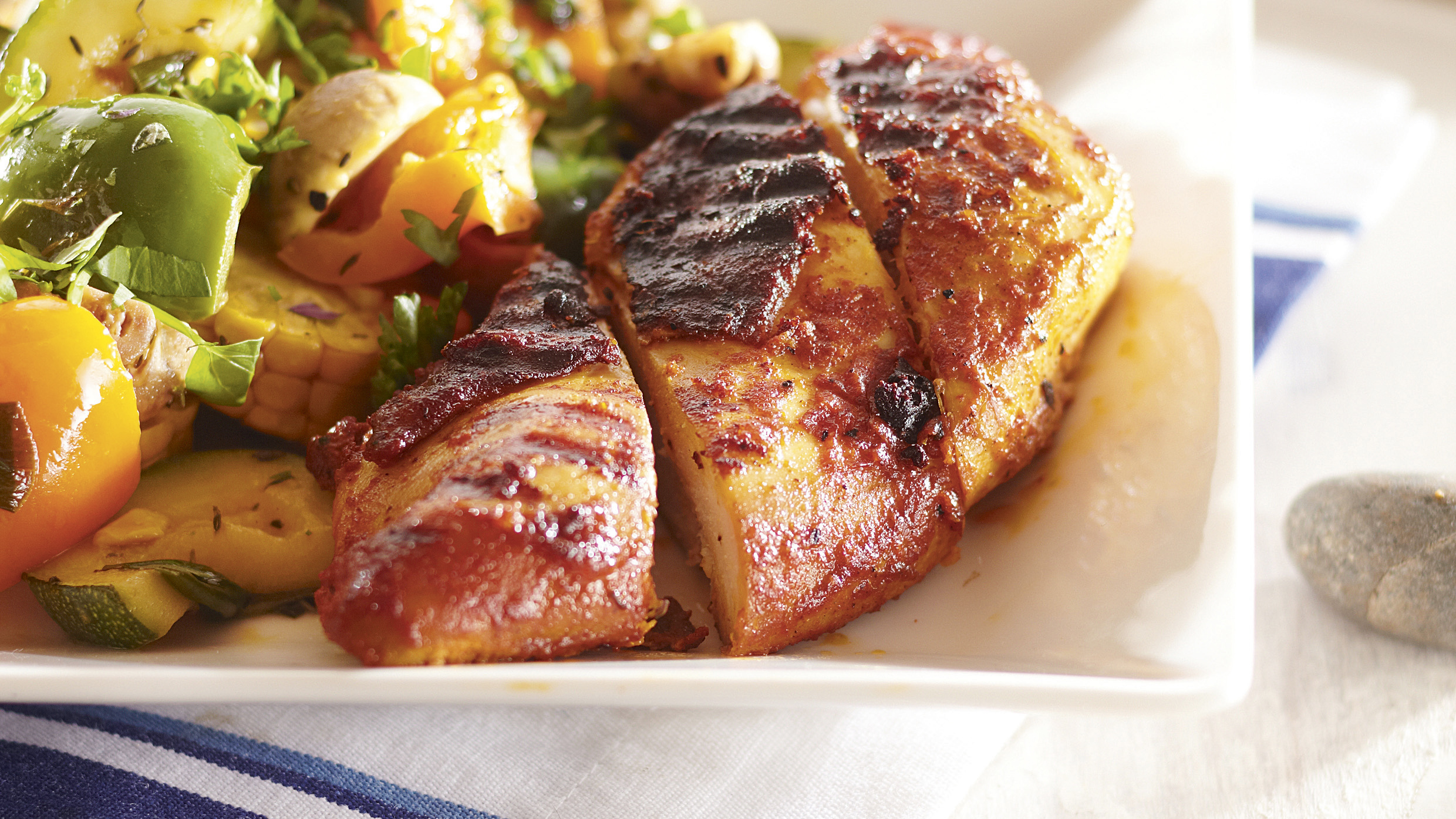 Grillibroileria ja marinoituja kasviksia