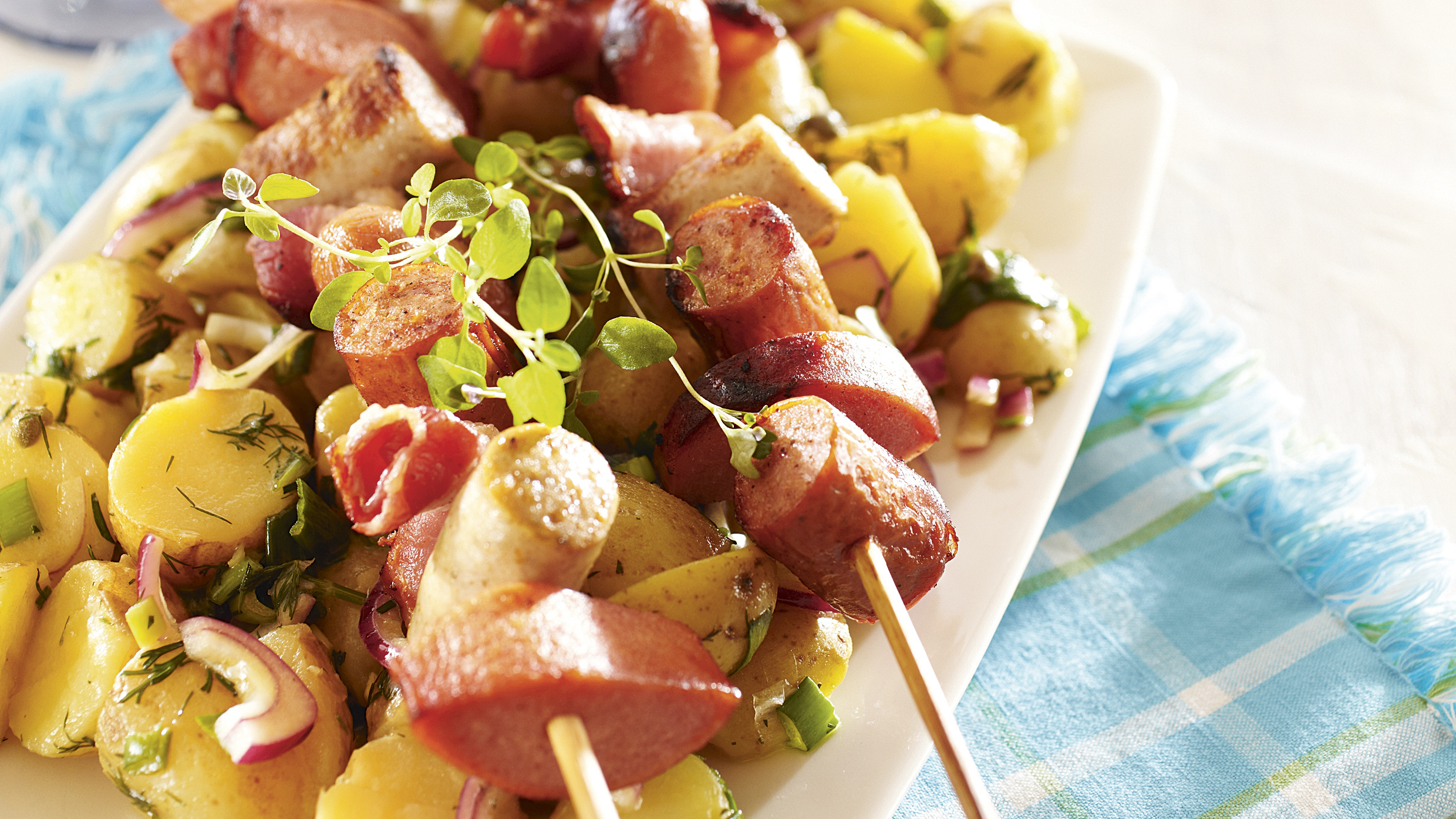 Makkaravartaat ja perunasalaatti