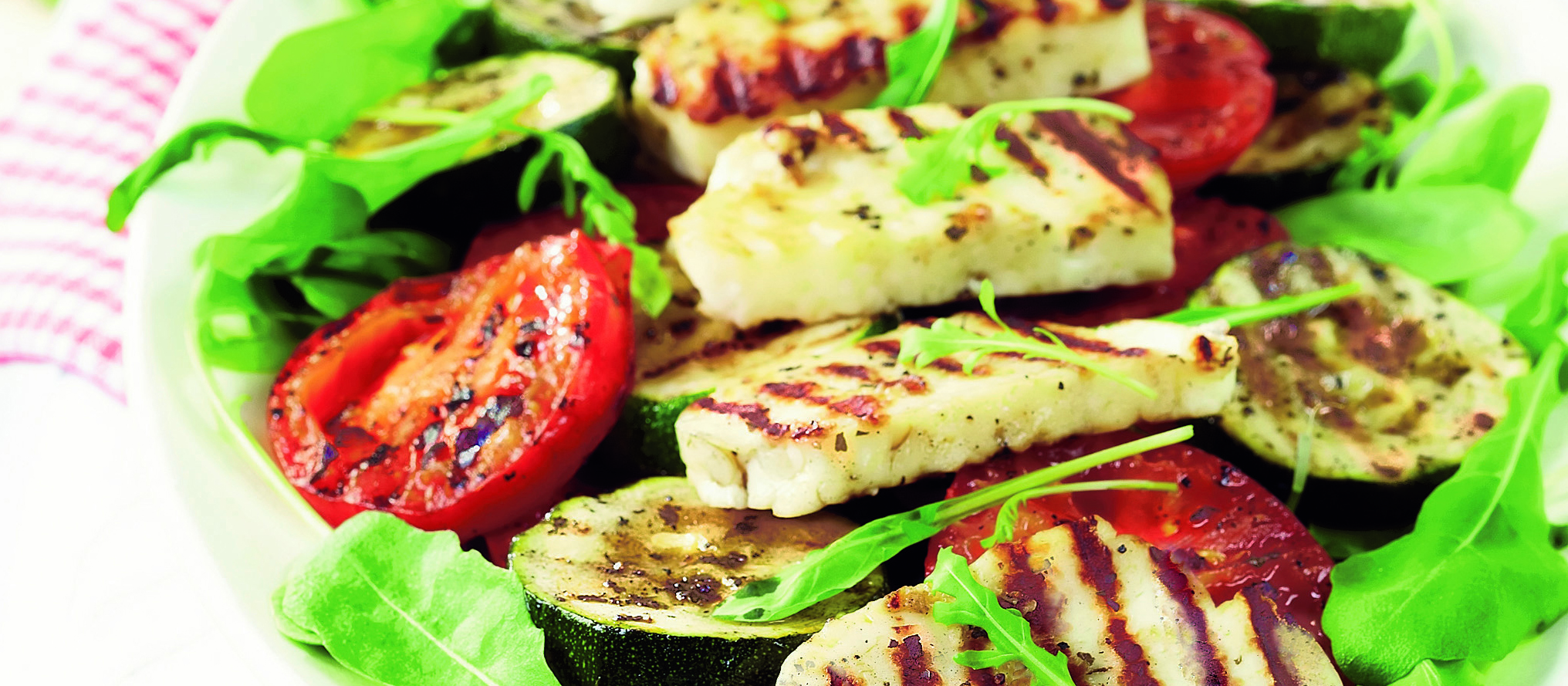 Grillattu halloumi-tomaattisalaatti