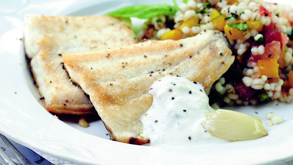 Pariloitu kala ja ohratabbouleh