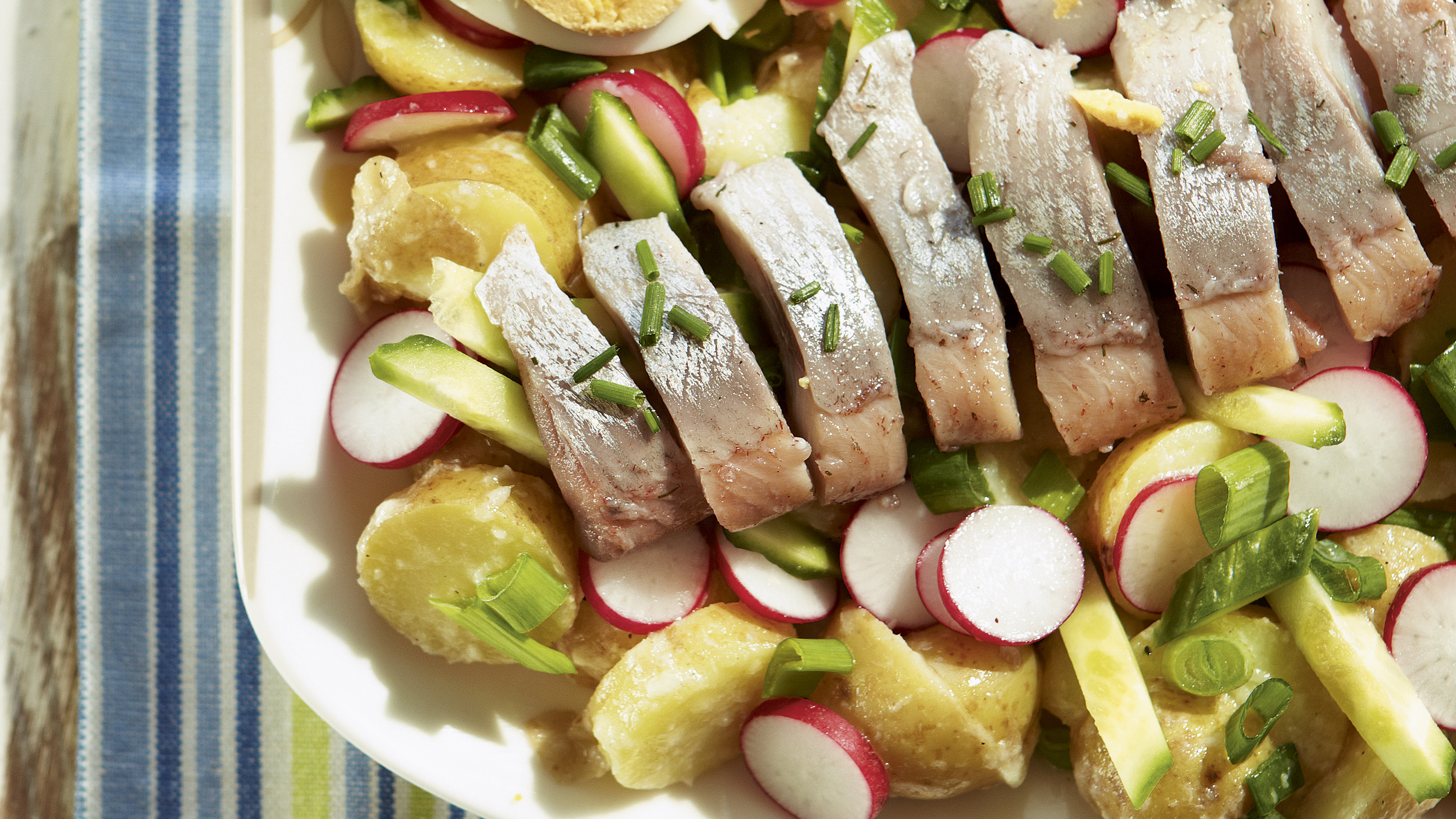 Silli-perunasalaatti ja piparjuurivinegrette