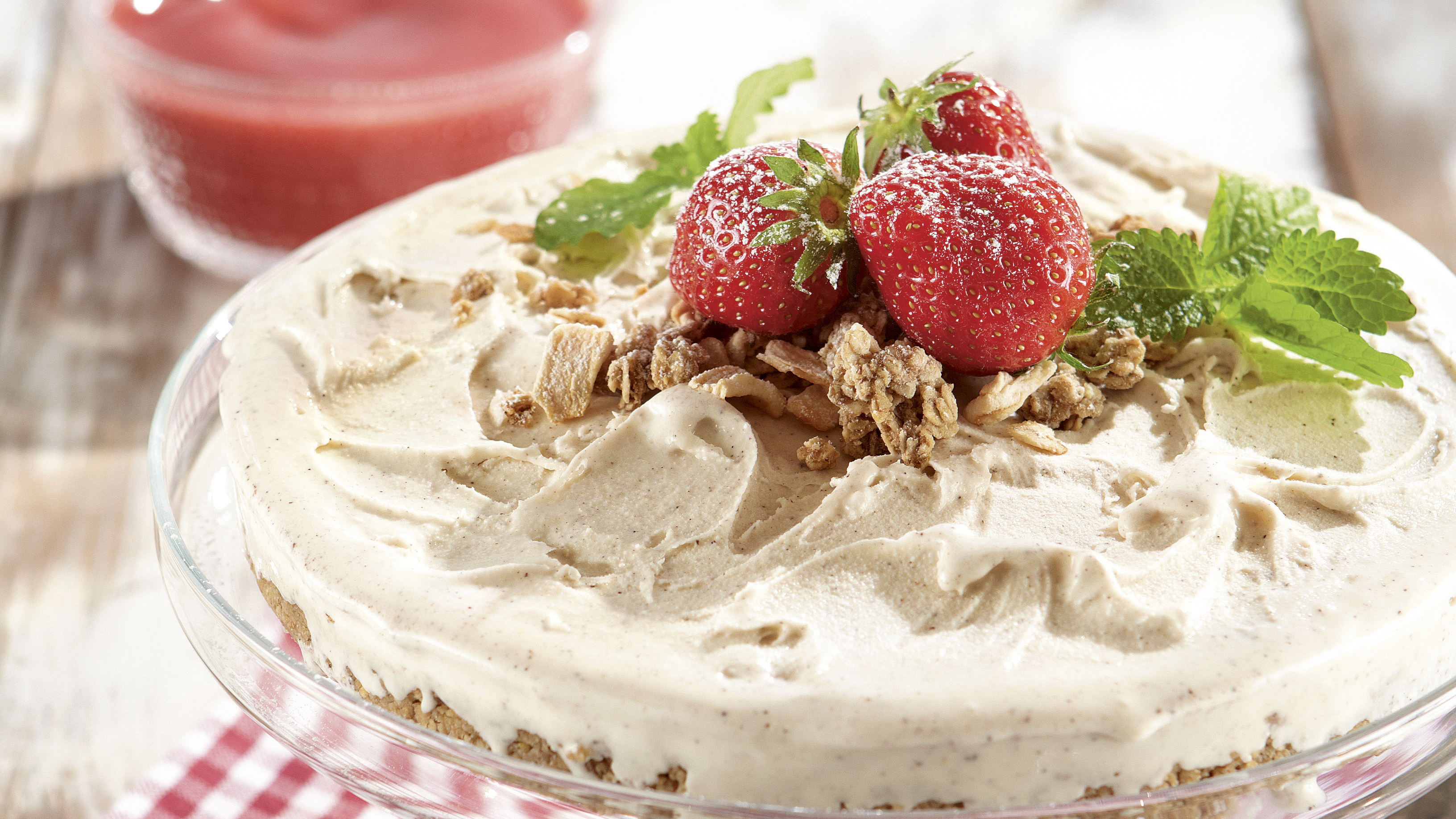 Kaneli-jäätelötorttu mansikkakastikkeella