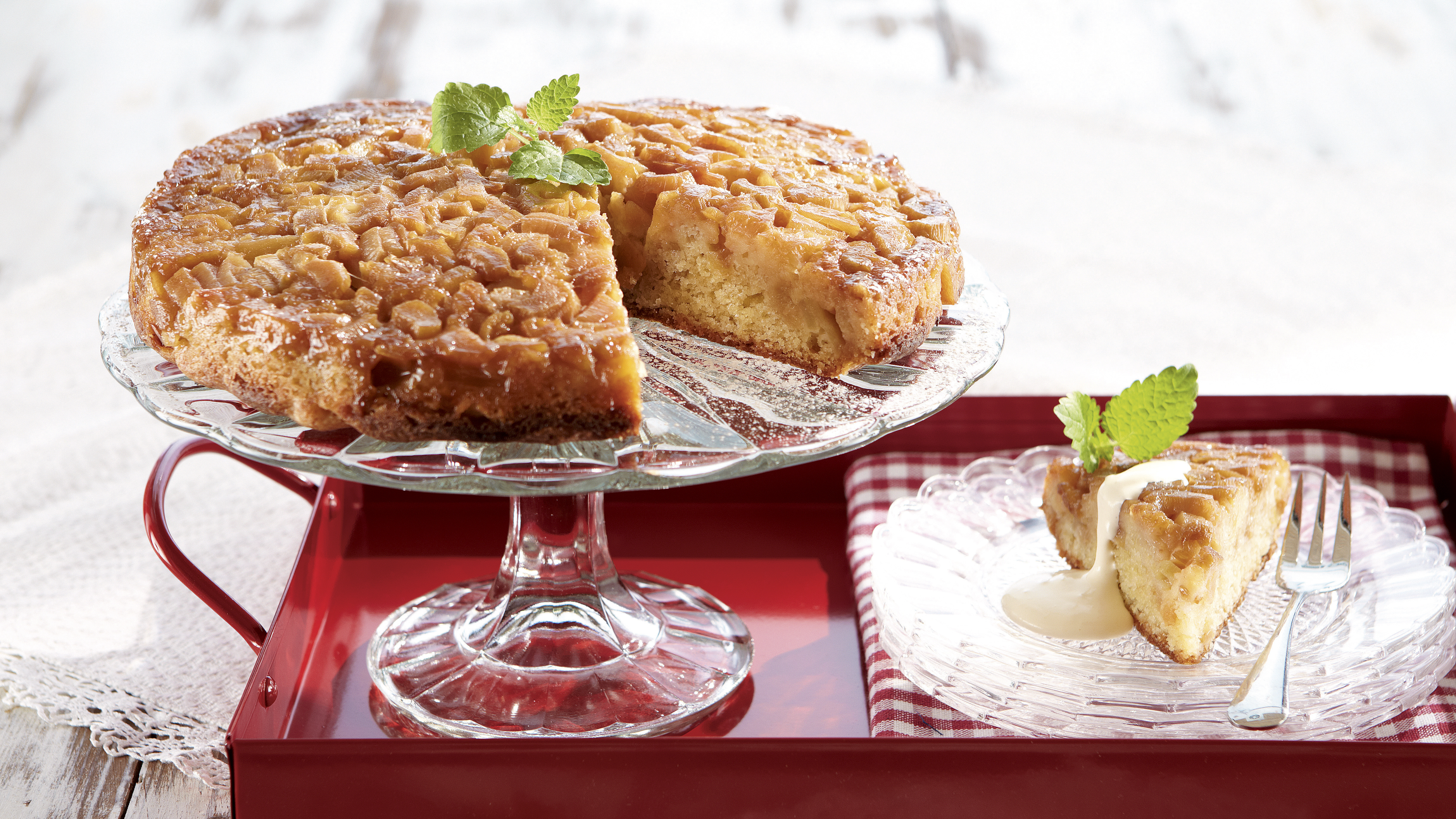 Raparperi-omenakeikauskakku