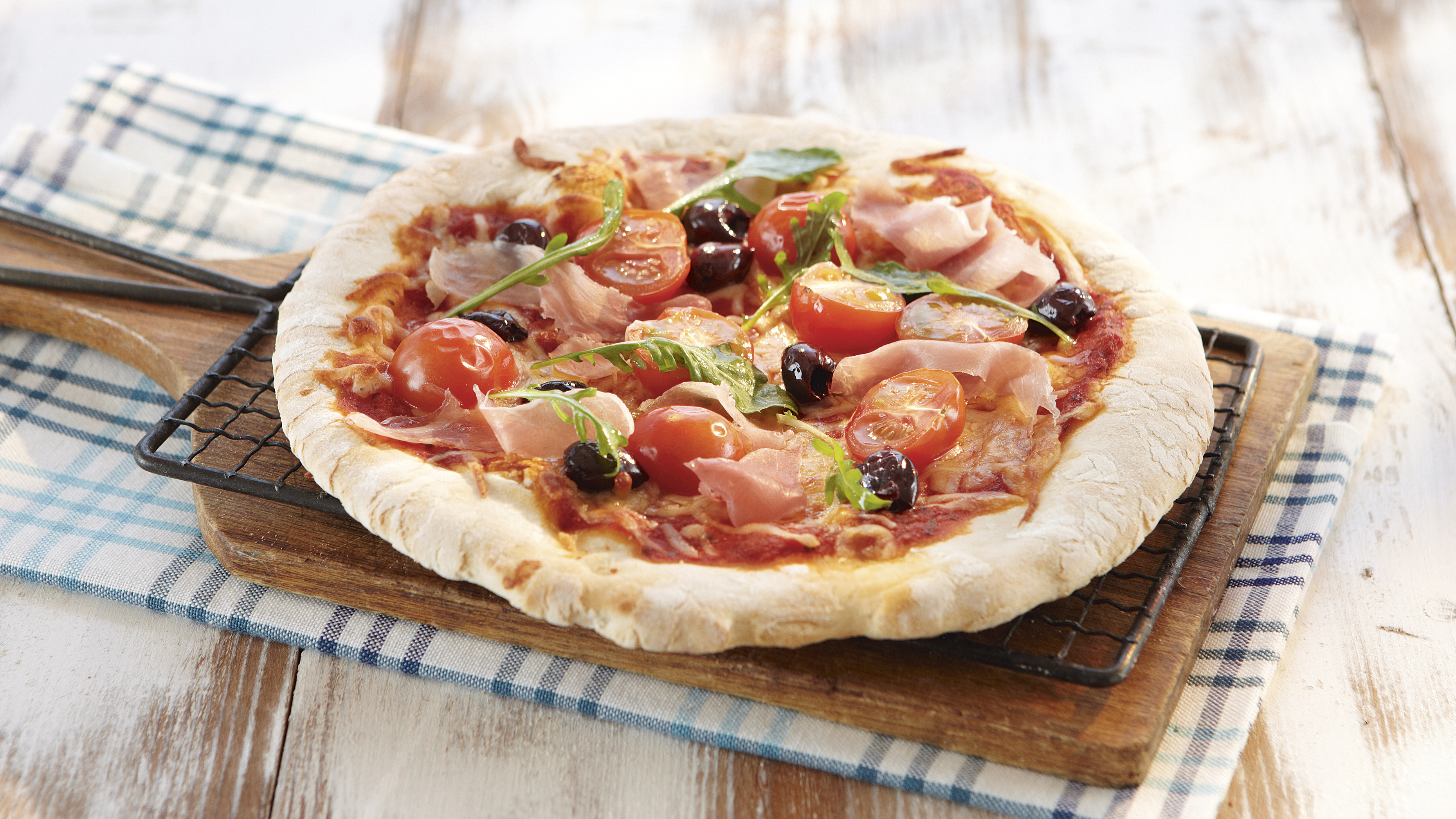 Parmankinkku-rucolapizzat