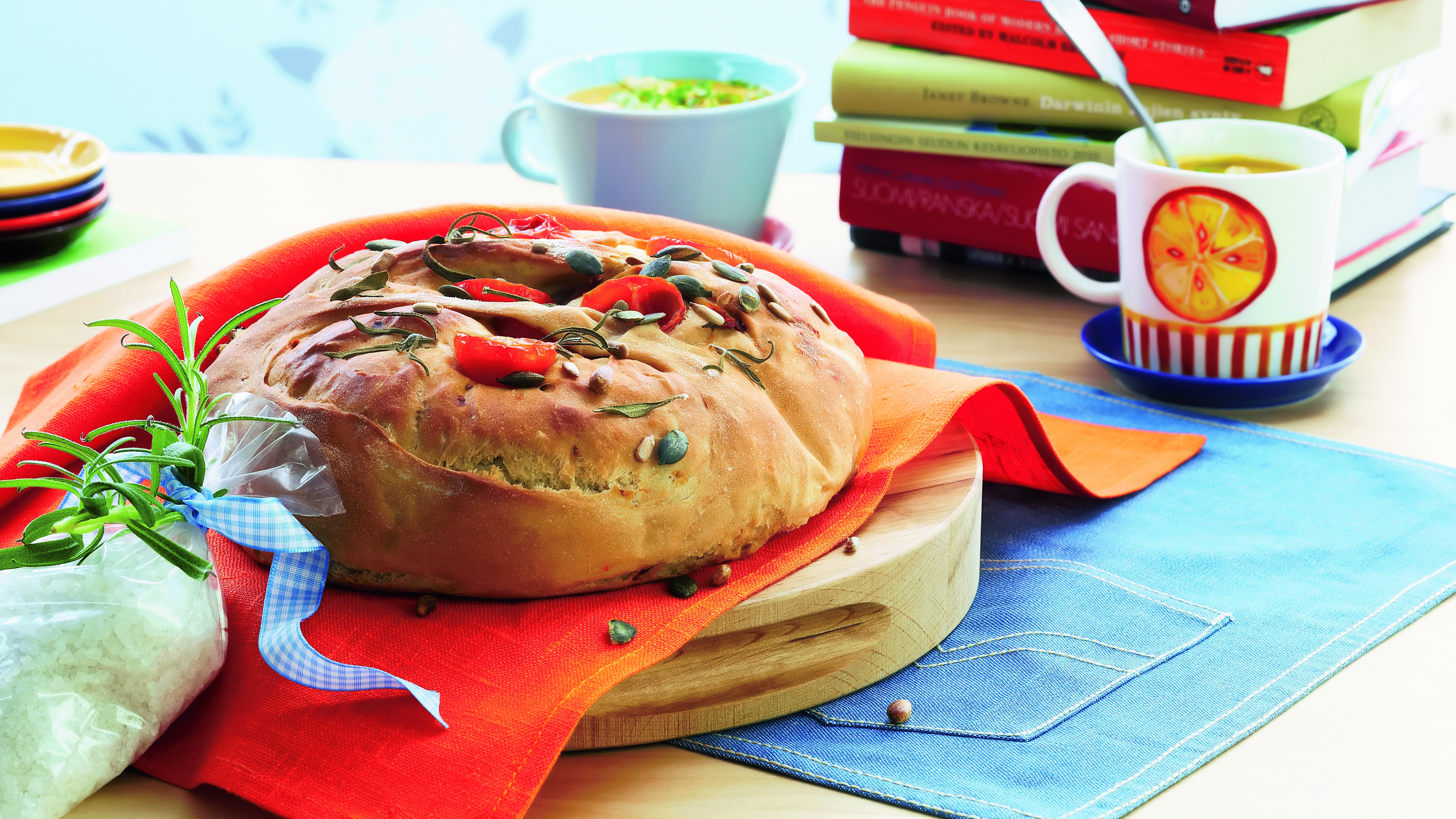 Tomaatti-rosmariinileipä