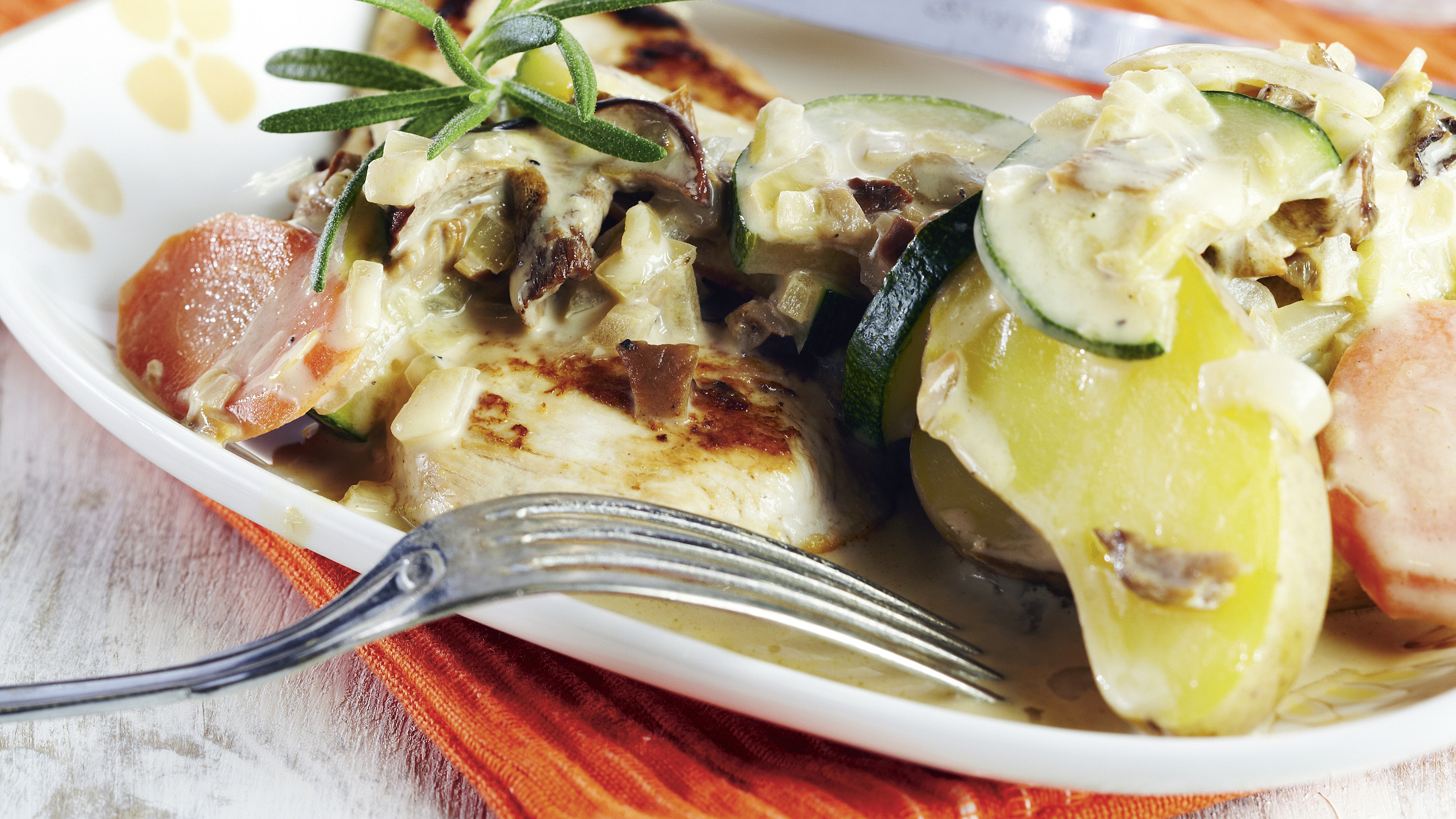 Broileripihvit ja tatti-kasviskastike