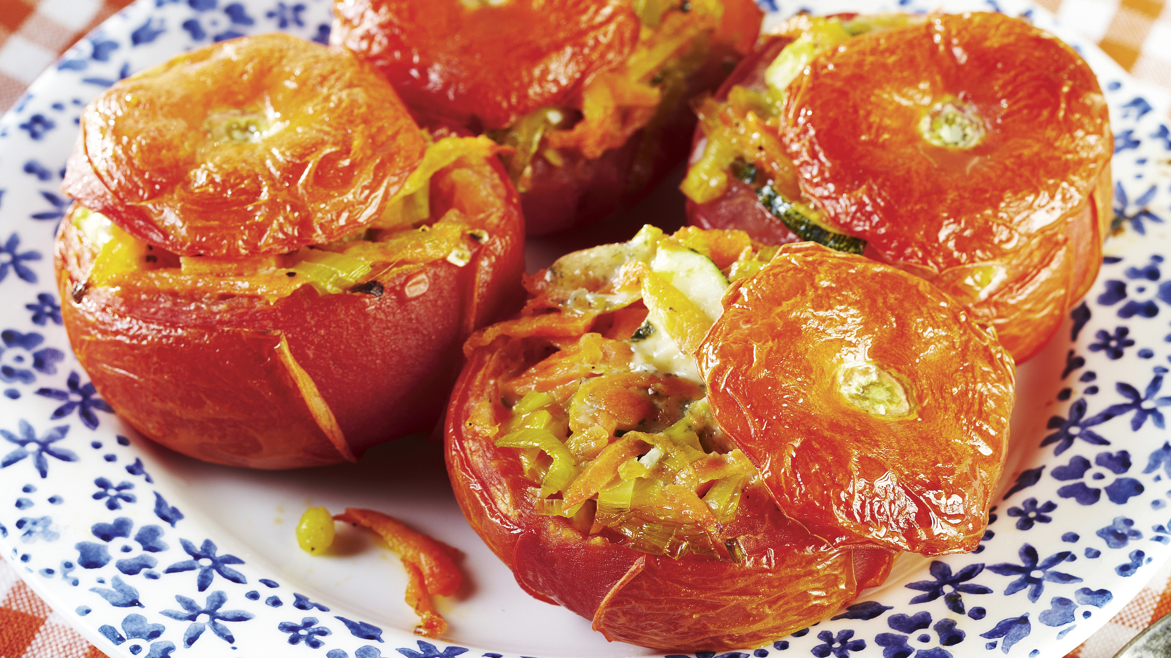 Sinihomejuustolla maustetut uunitomaatit