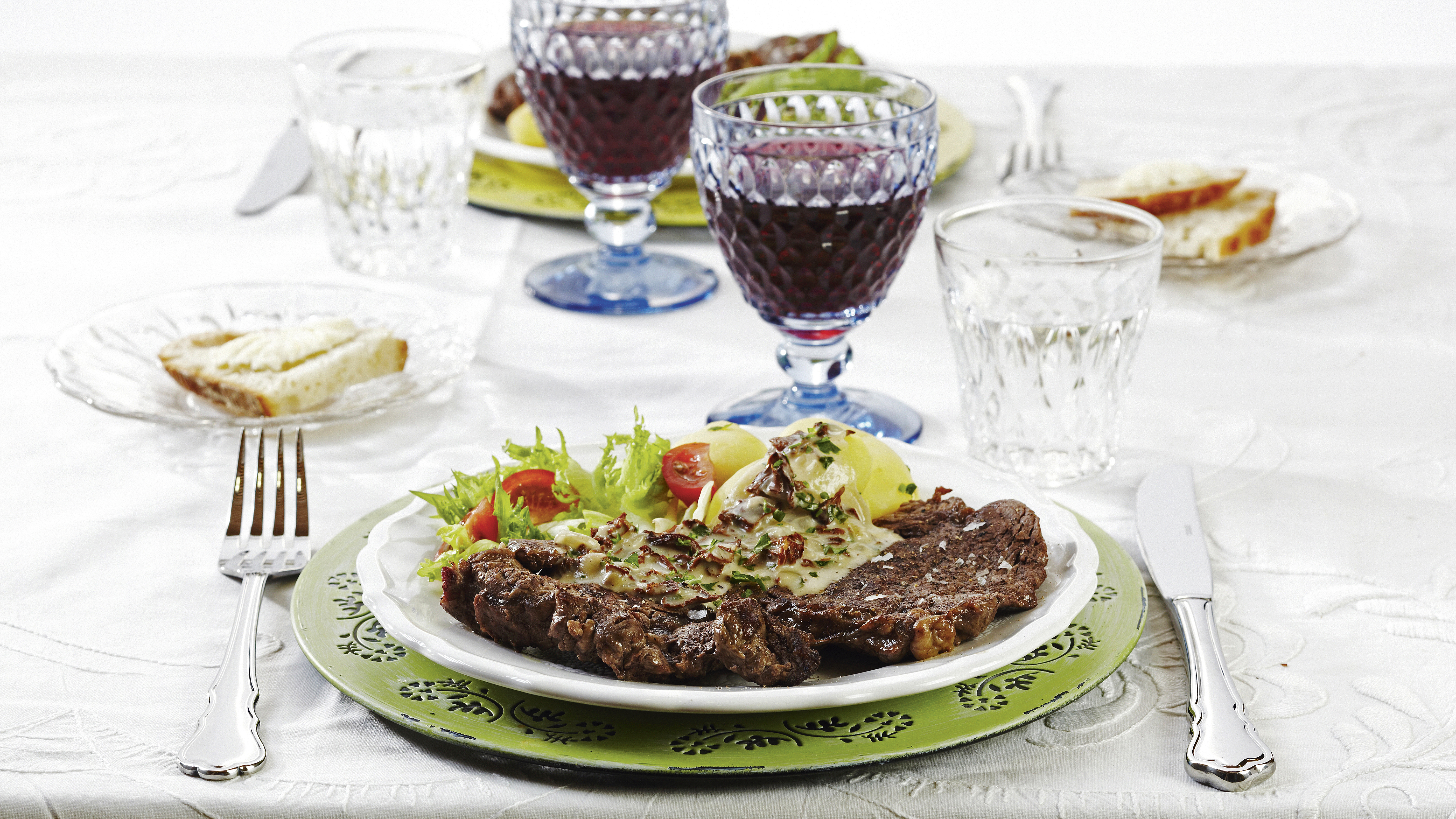 Entrecotepihvit ja kantarellimuhennos