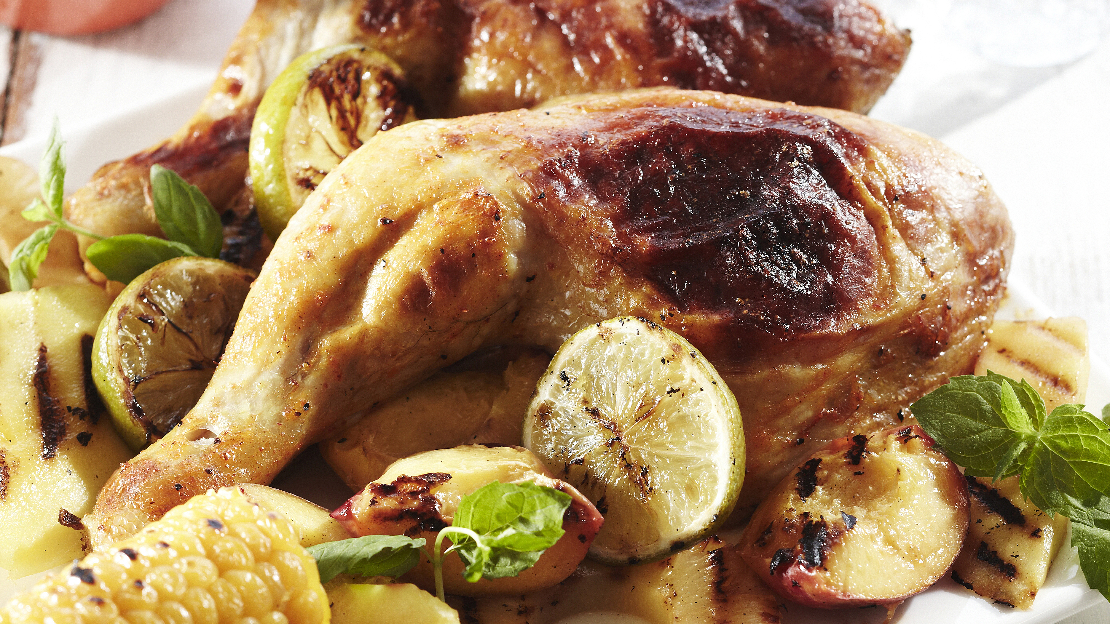 Broileria, pariloituja hedelmiä ja jogurttia