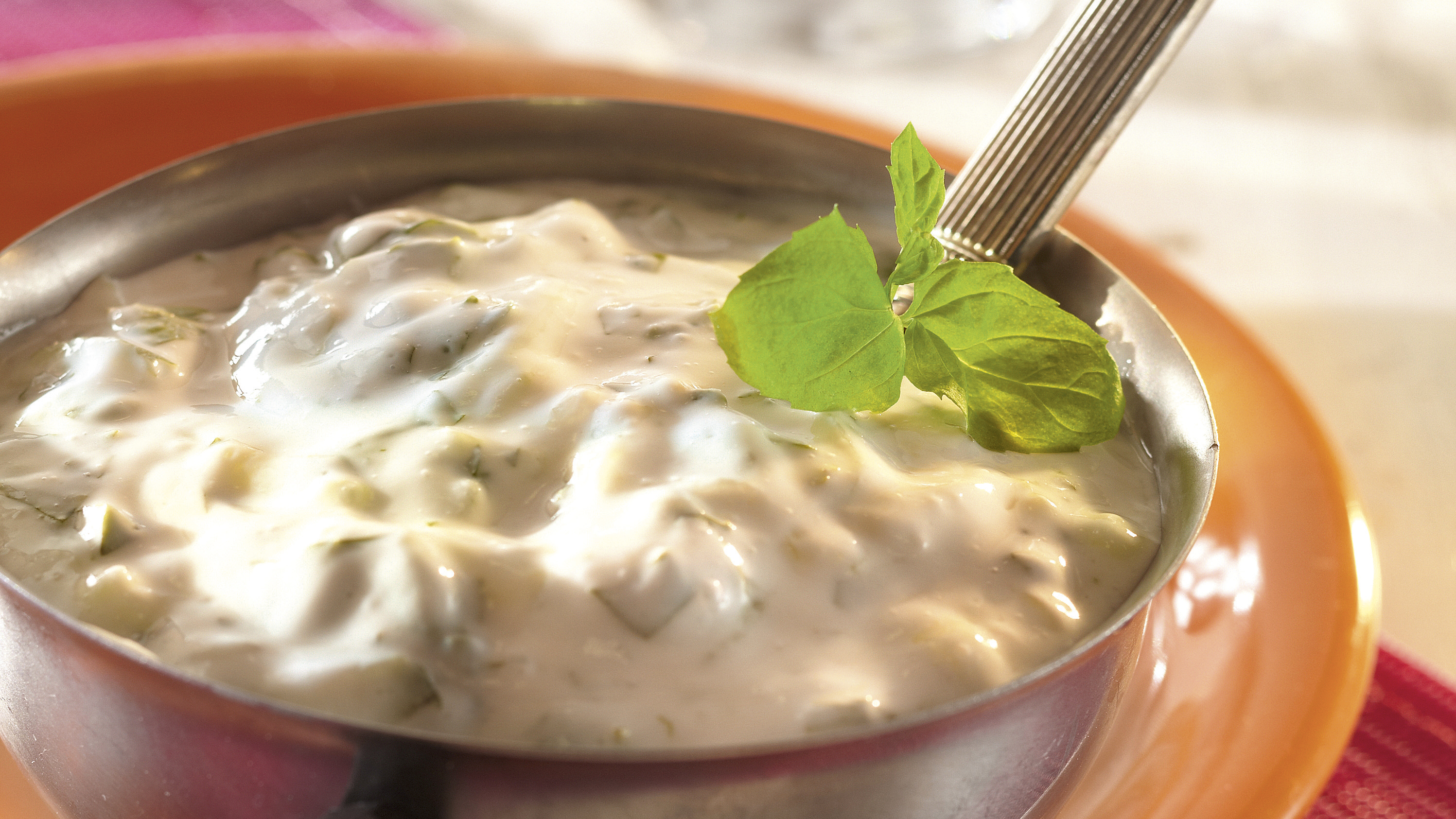 Minttuinen kurkkuraita