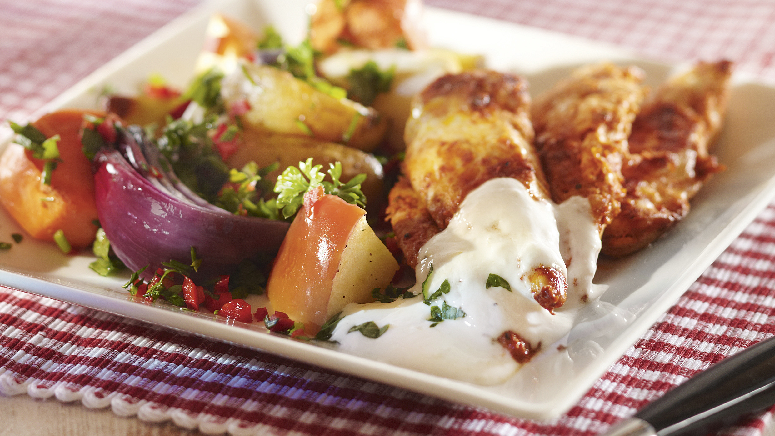 Broilerinfileet ja sitruunaiset uunijuurekset