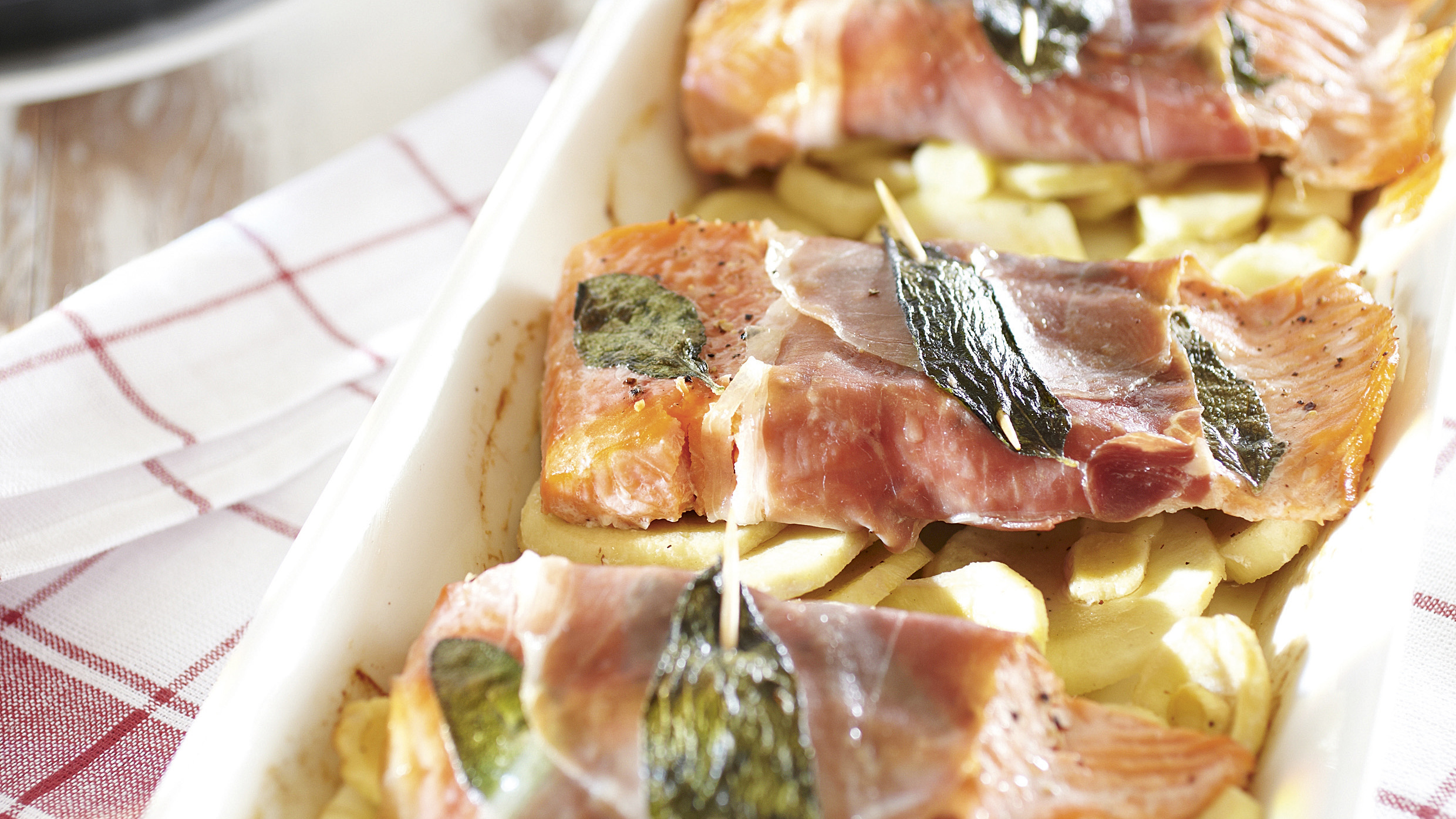 Kirjolohta saltimbocca ja palsternakkasipsit