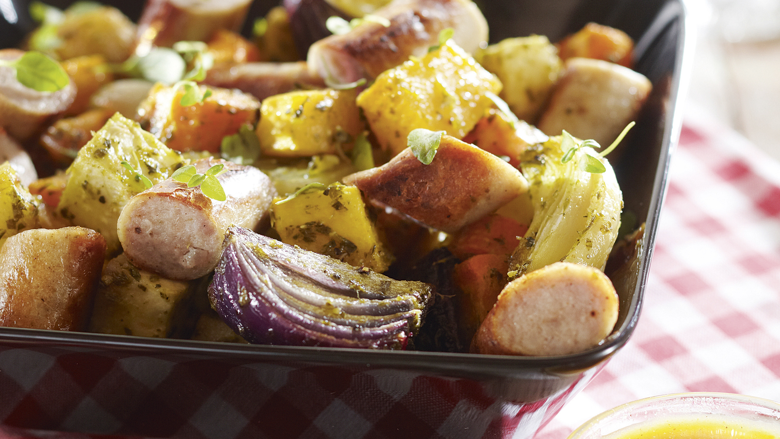 Pestokasviksia ja bratwurstia