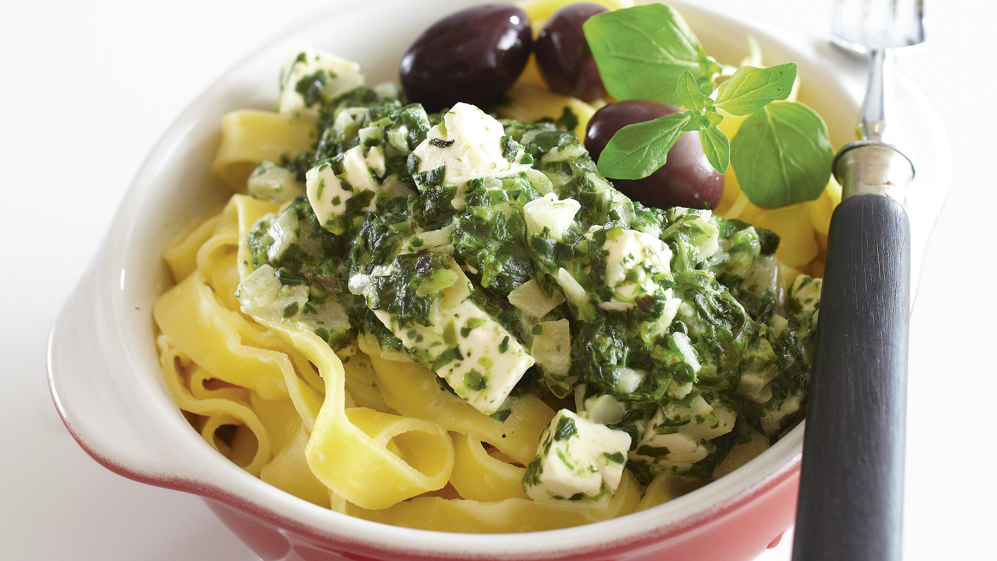 Pinaatti-fetamuhennos pastalle