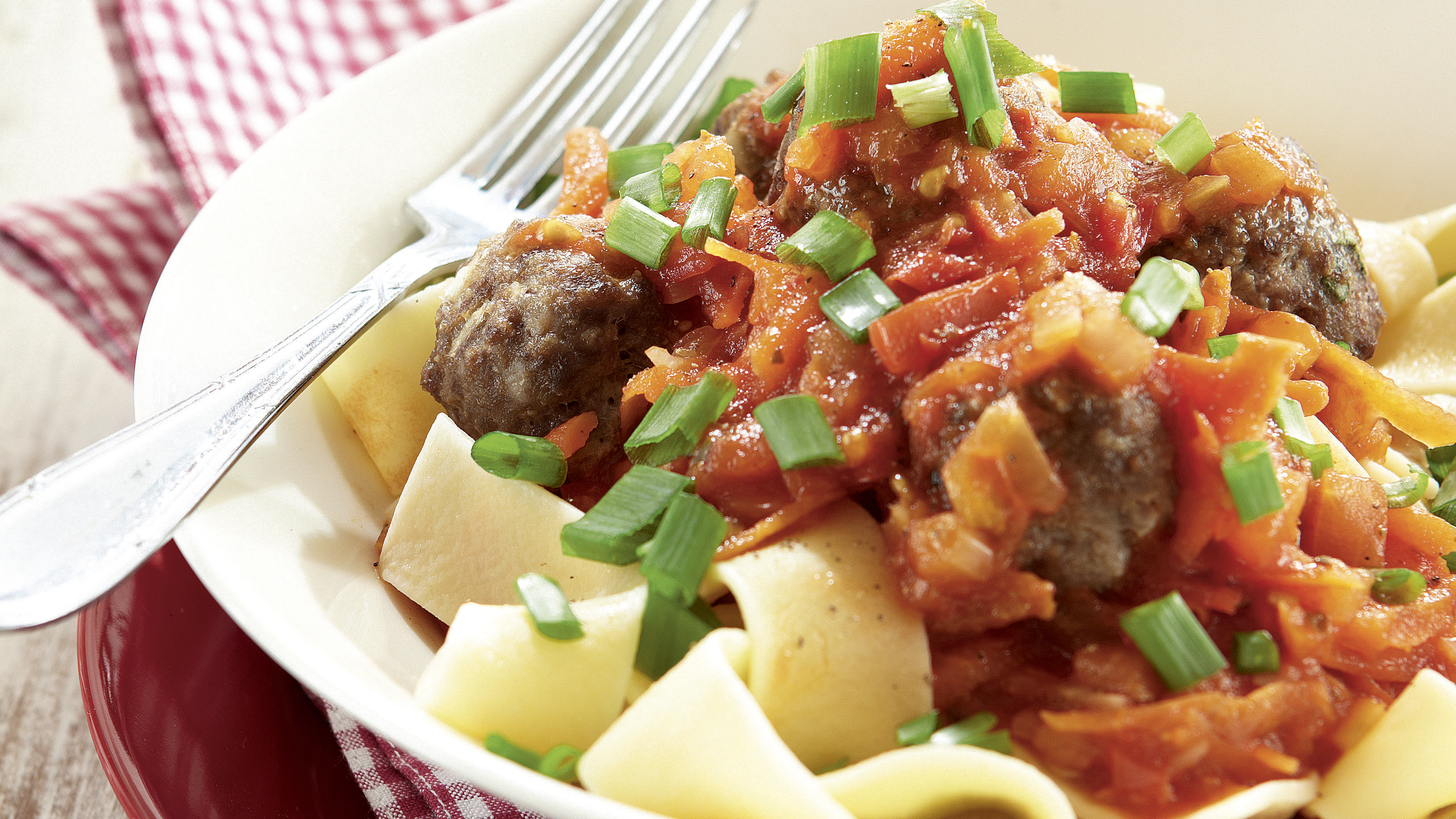 Rosmariinipyörykät ja tuoretomaattikastike