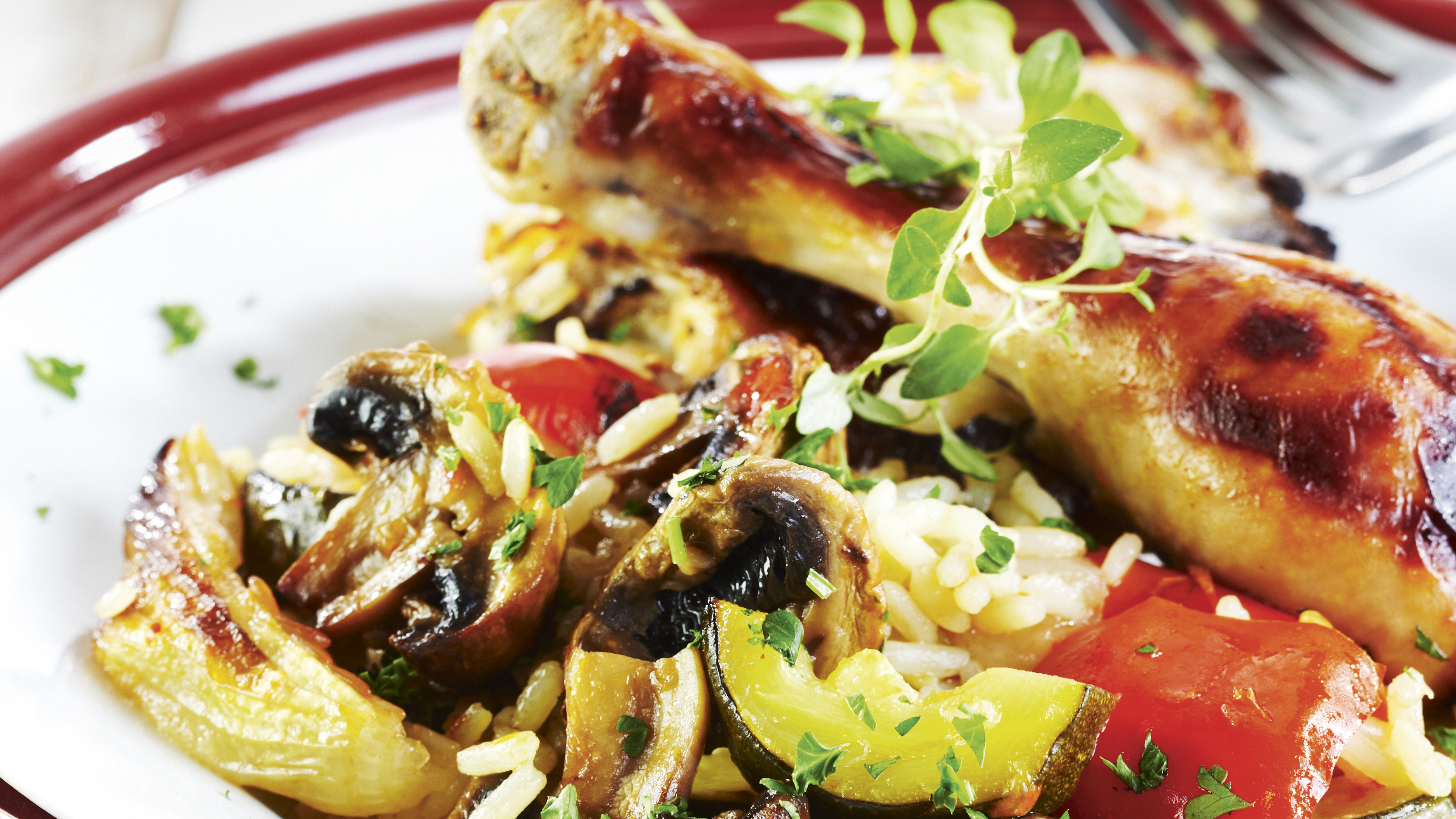 Meheviä broilerinkoipia, riisiä ja kasviksia